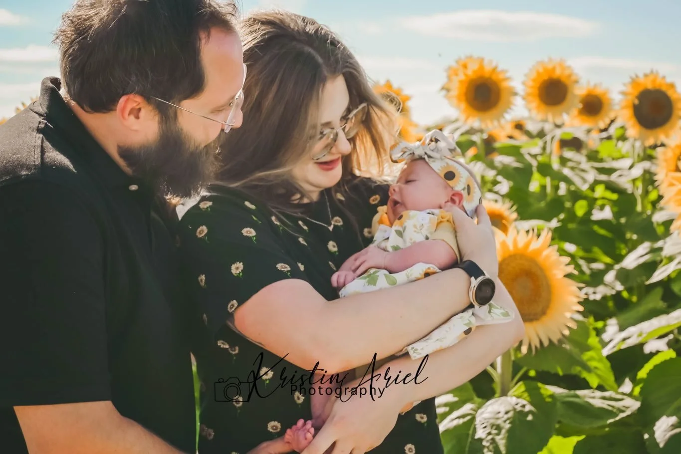 Happy #nationalsunflowerday and how I wish I was doing another round with these beautiful flowers! Thank you to everyone that made these session a some of my all time favorites every year! #kristinarielphotography
