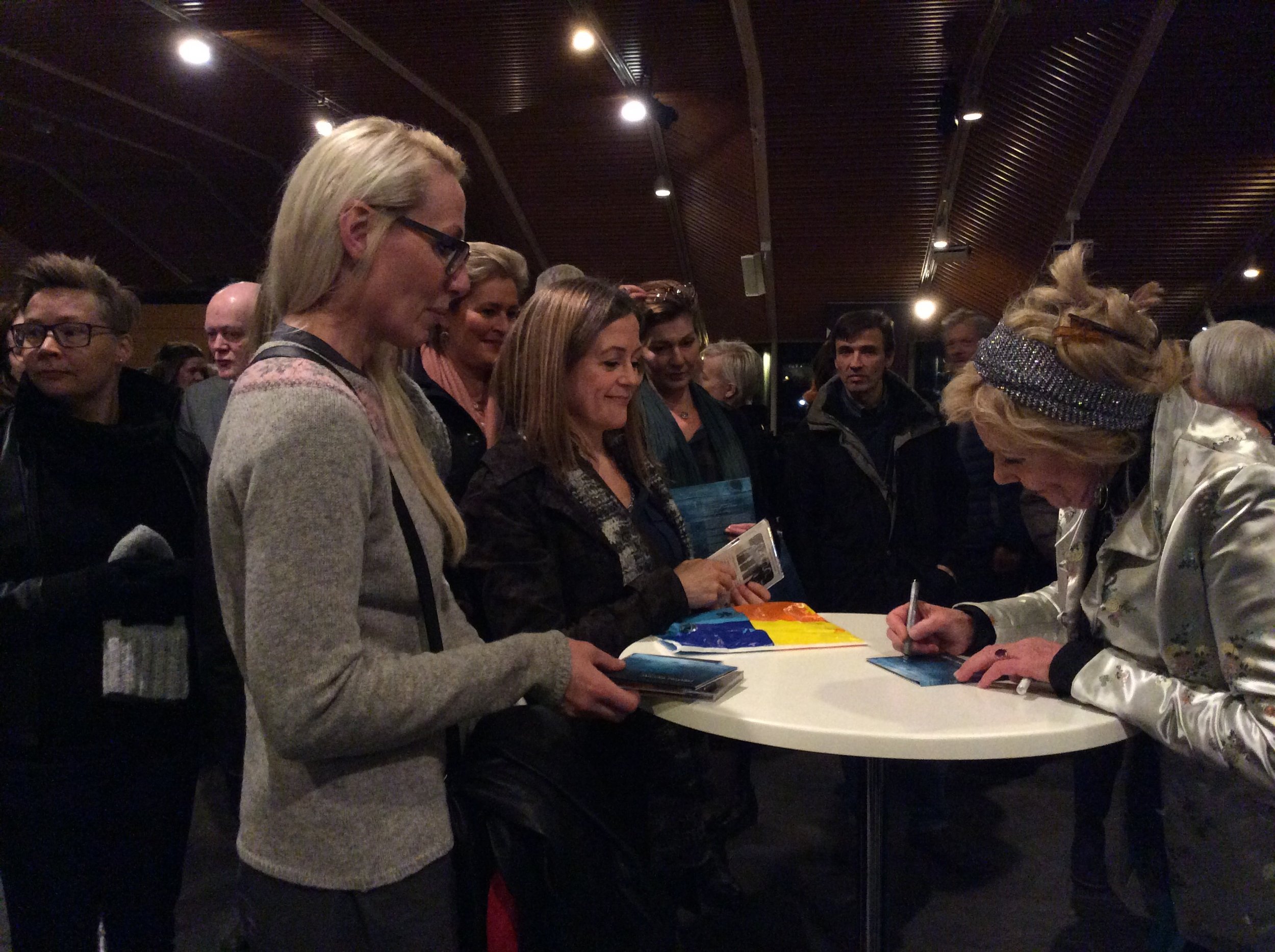 Annika Hoydal signerar fløgur í Norðurlandahúsinum