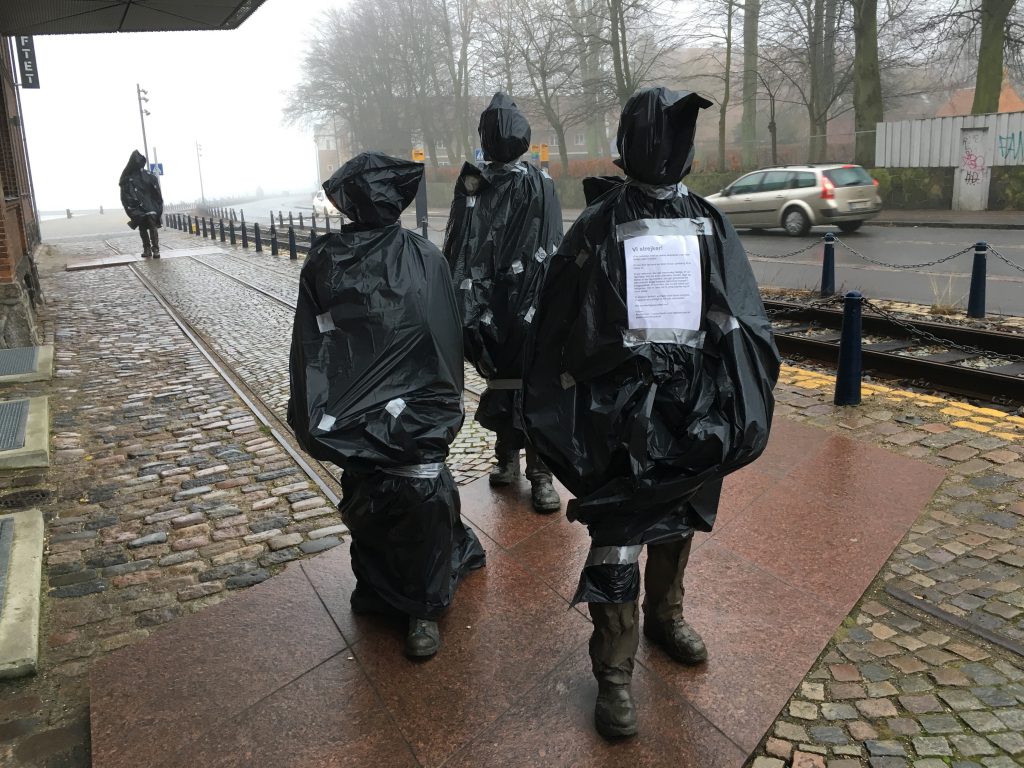 Foto Torben Sørensen/ Helsingør Dagblad. http://www.helsingordagblad.dk/2017/01/21/skulpturer-klaedt-sort-gaaet-strejke/