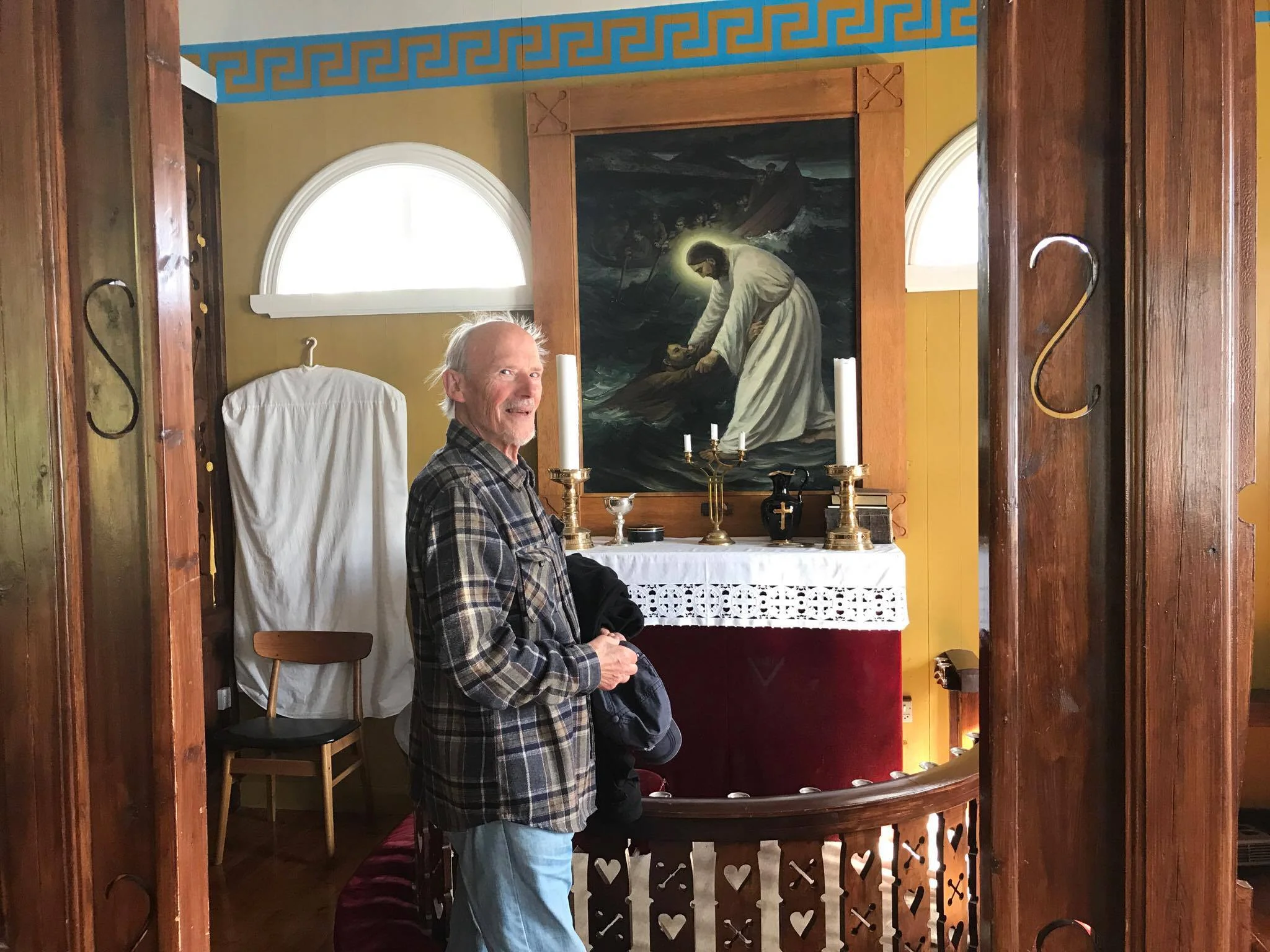 Her er Zacharias Heinesen avmyndaður í kirkjuni á Kirkju framman fyri altartalvu hjá Mikines Foto: Símun Gullaksen
