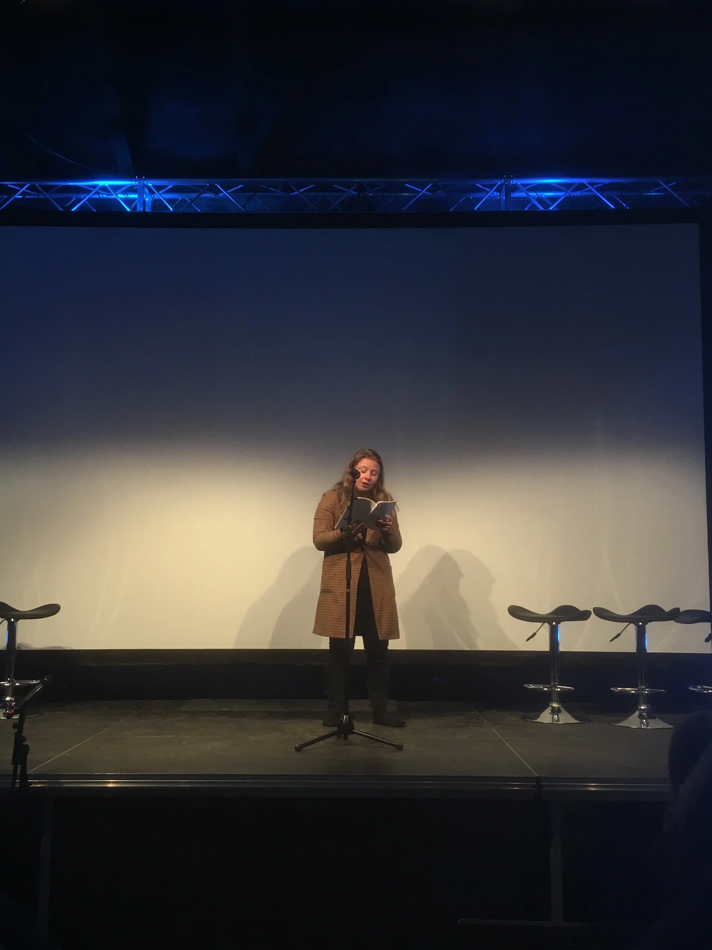 Anna Malan Jógvansdóttir lesur upp úr bók síni Korallbruni
