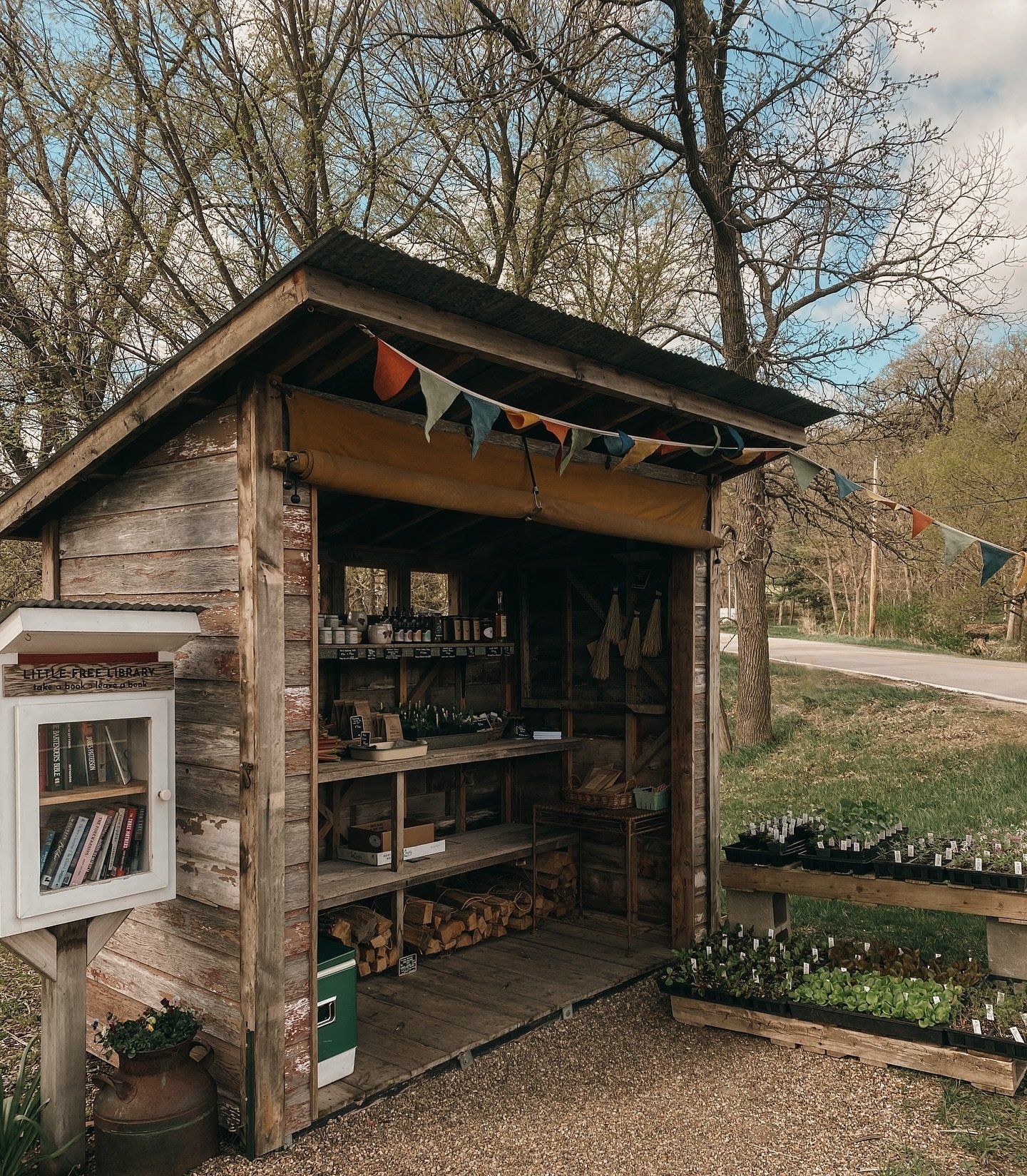 ✨ Spring on the farm stand ✨

One of my favorite views! The farm stand is stocked with fresh rhubarb, cold hardy (though we&rsquo;re bringing them in at night for these cold overnight temps) seedlings, firewood, farm goods and more. The air is crisp 