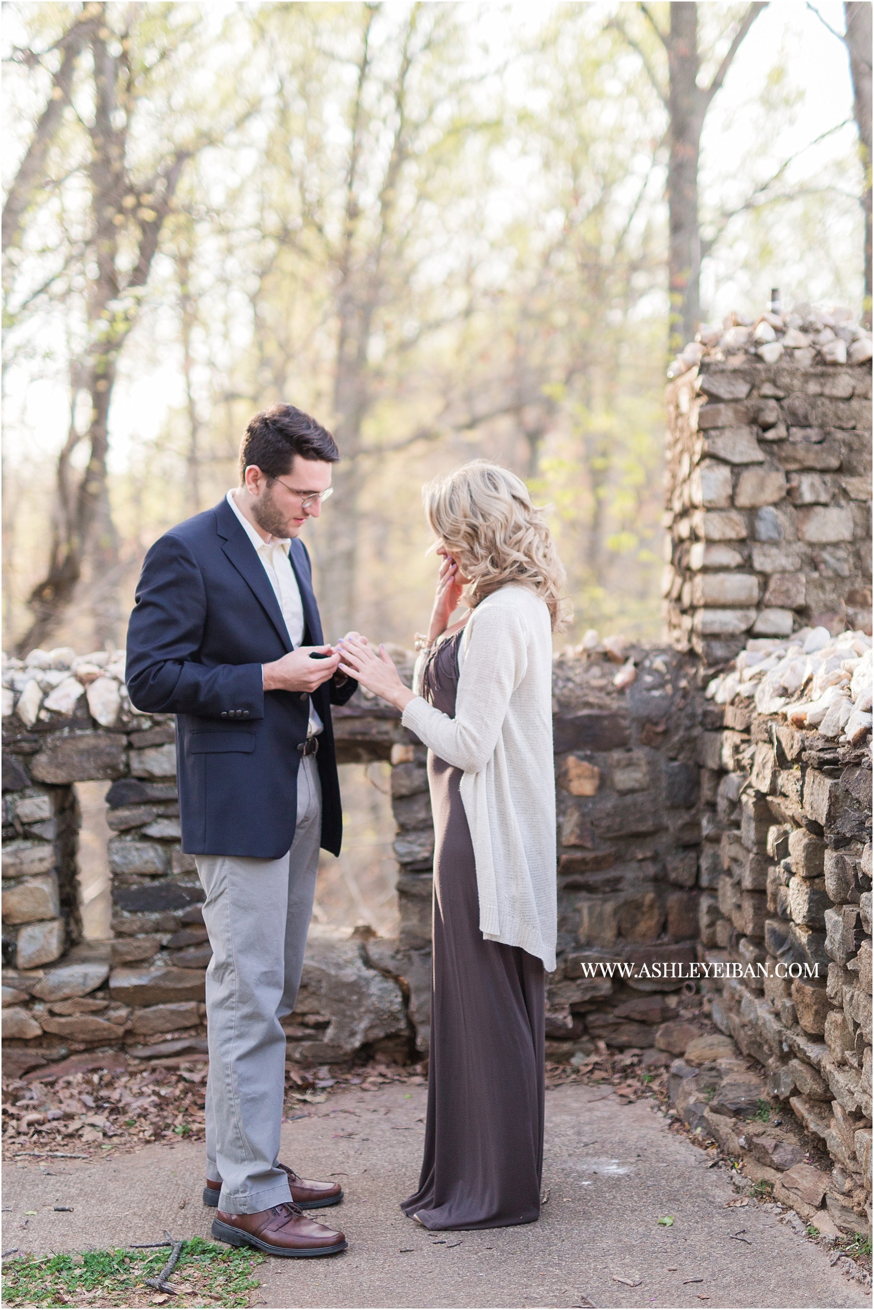 Lynchburg Proposal Photographer || Lynchburg Wedding Photographer || Central VA Wedding Photographer || Lynchburg Engagement Photos || Ashley Eiban Photography || www.ashleyeiban.com