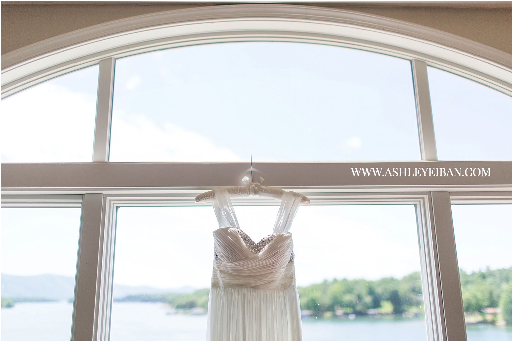 Smith Mountain Lake Wedding || Elopement Photographer || Lynchburg Wedding Photographer || Ashley Eiban Photography || www.ashleyeiban.com
