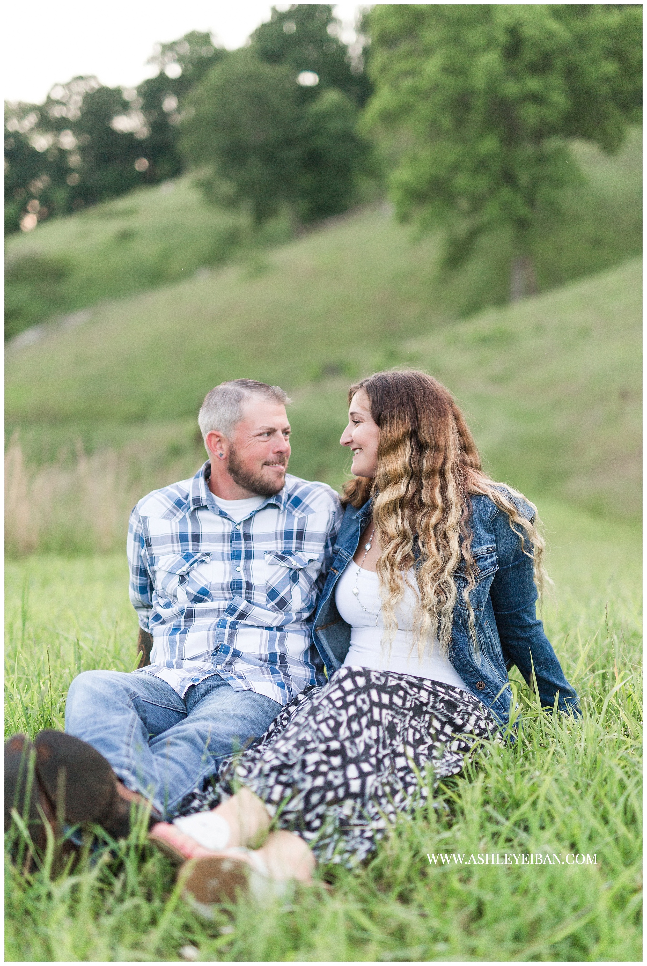 Lynchburg , VA Spring Engagement Photos || Lynchburg Wedding Photographer || Ashley Eiban Photography || www.ashleyeiban.com