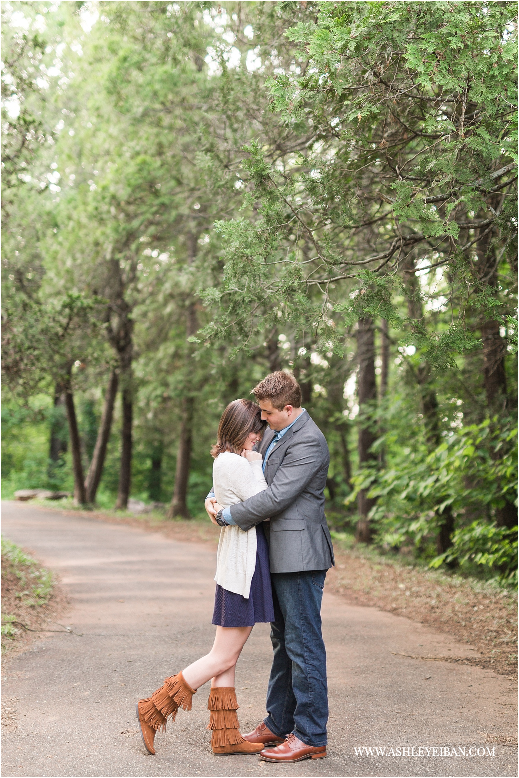 Lynchburg Engagement Session || Lynchburg Wedding Photographer || www.ashleyeiban.com