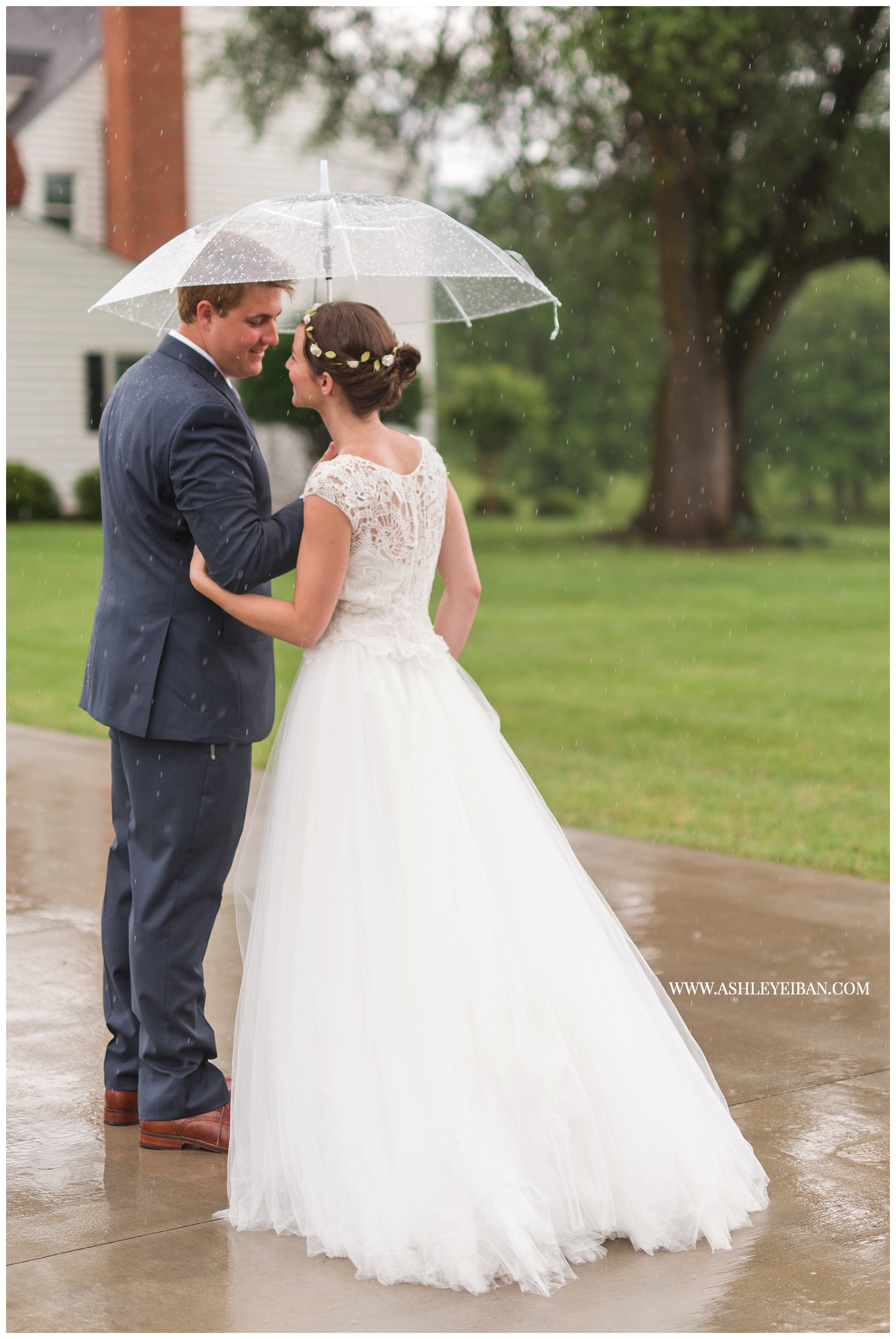 Lynchburg Wedding Photographer || Backyard Wedding || Ashley Eiban Photography || www.ashleyeiban.com