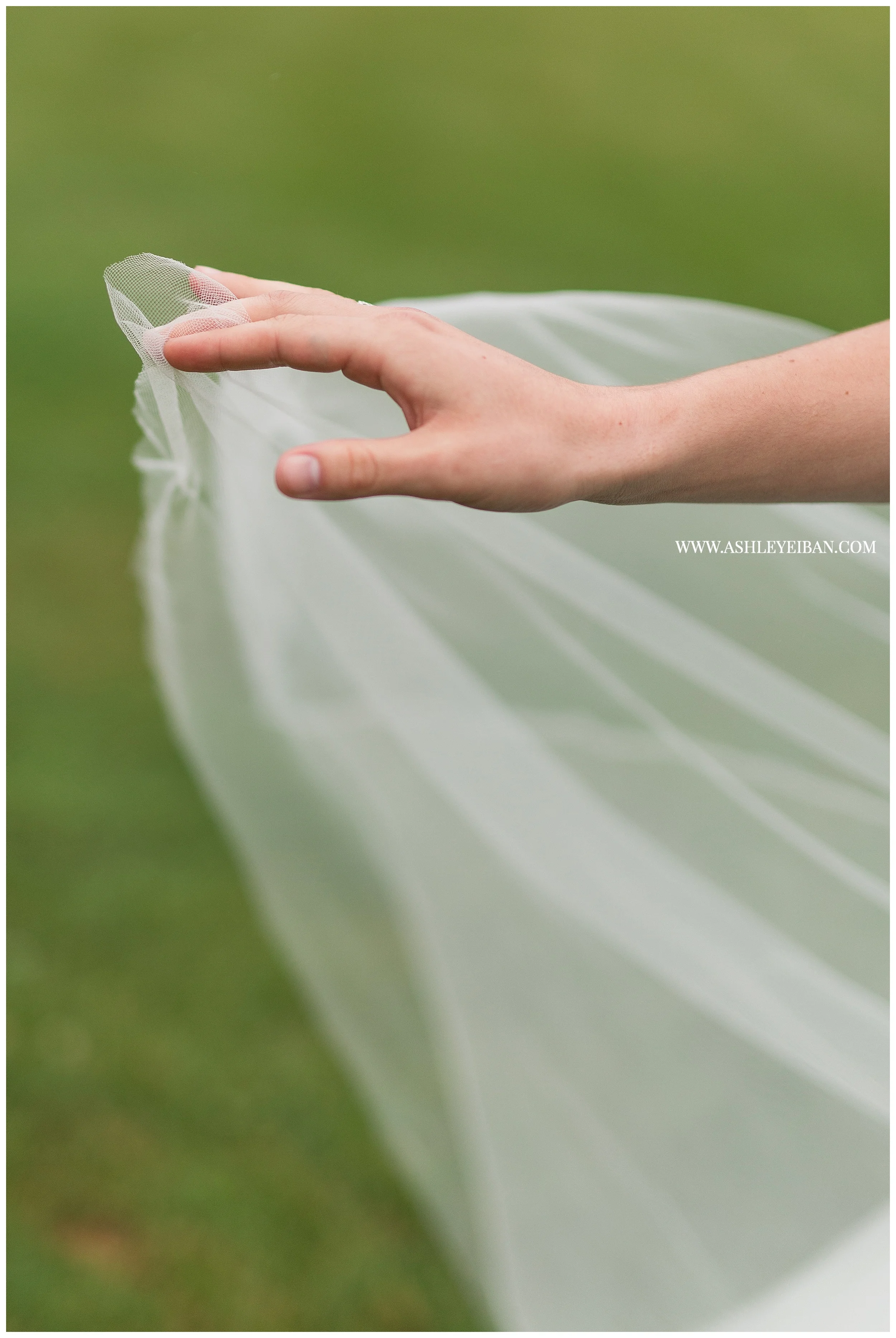 Lynchburg Wedding Photographer || Backyard Virginia Wedding || Ashley Eiban Photography || www.ashleyeiban.com