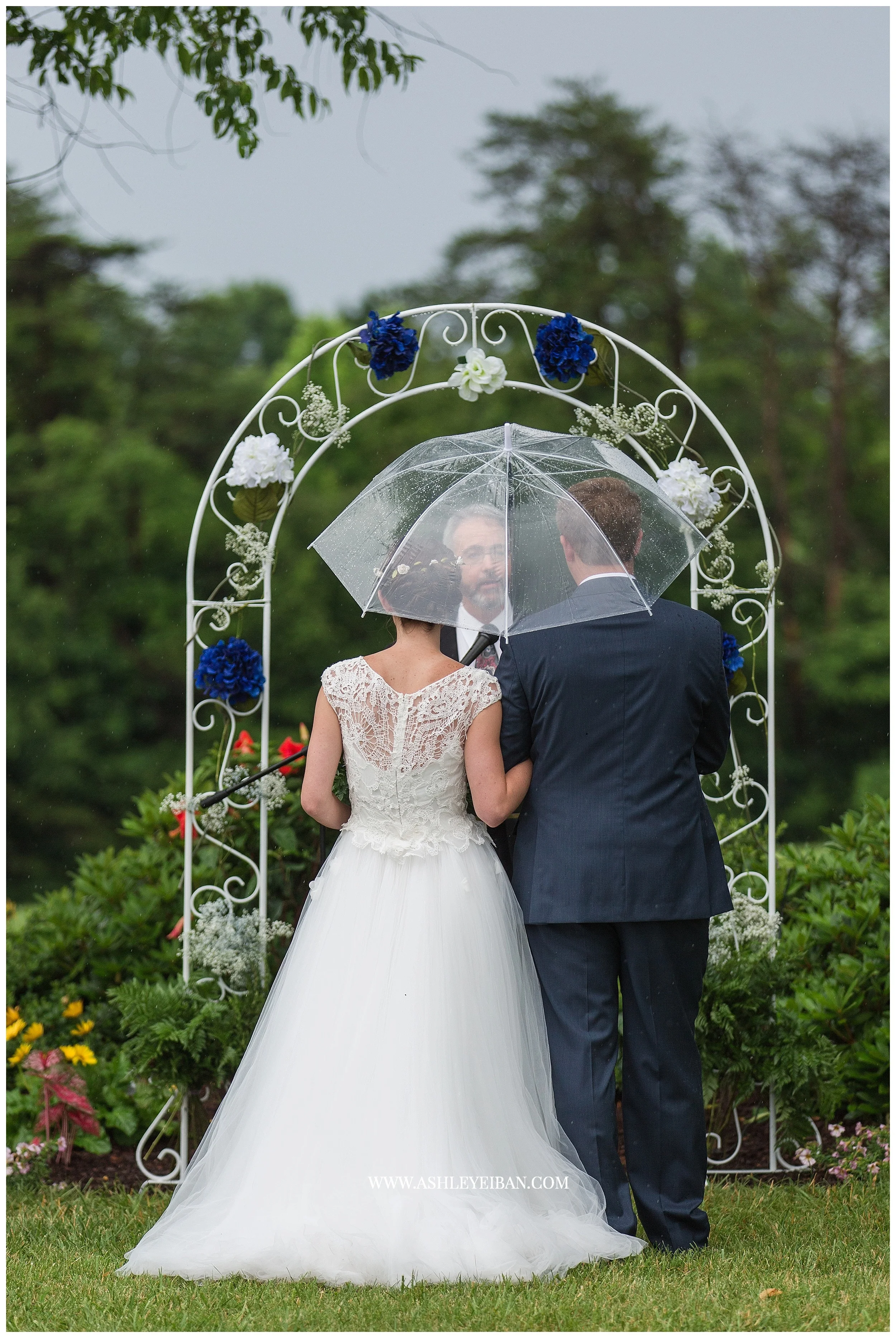Lynchburg Wedding Photographer || Backyard Virginia Wedding || Ashley Eiban Photography || www.ashleyeiban.com