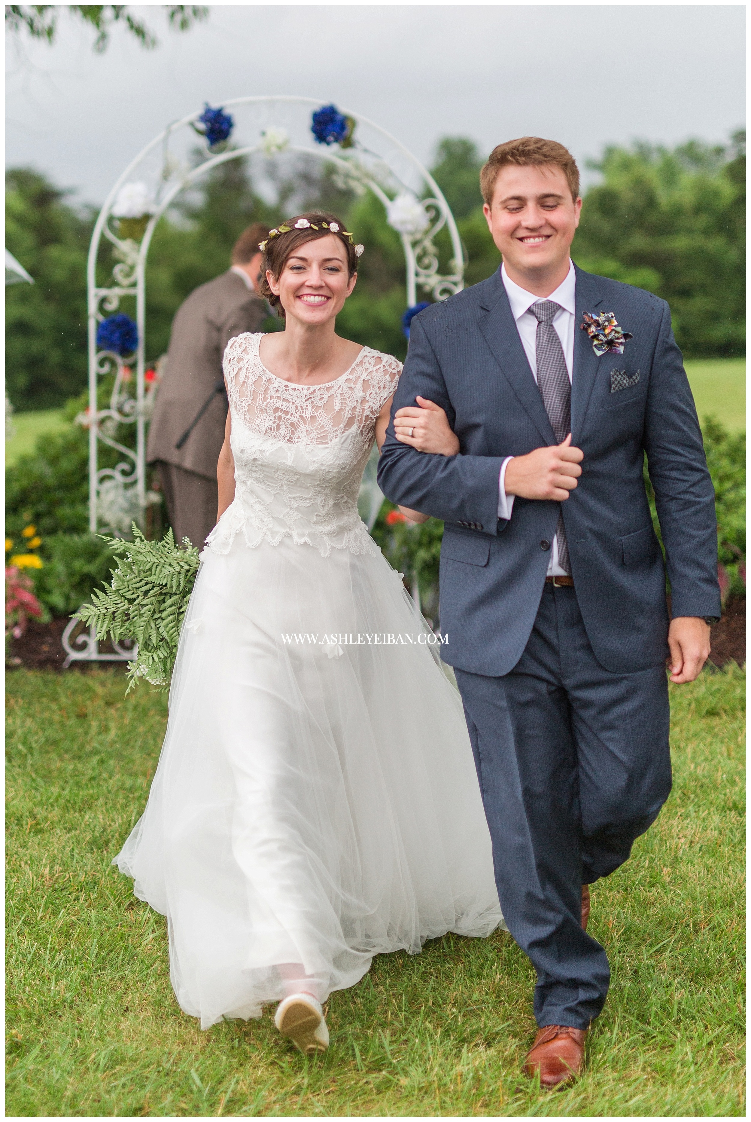 Lynchburg Wedding Photographer || Backyard Virginia Wedding || Ashley Eiban Photography || www.ashleyeiban.com