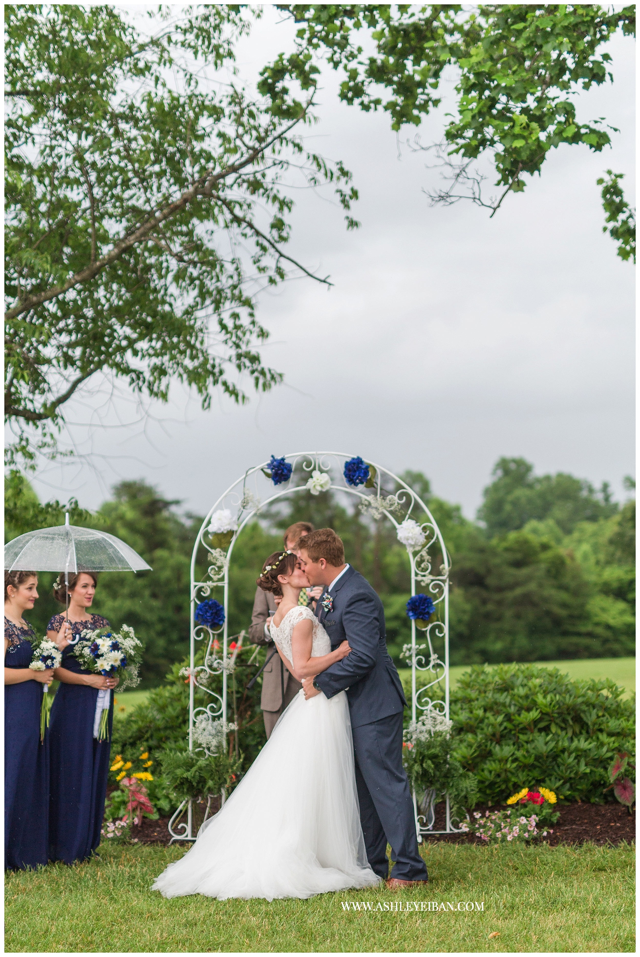 Lynchburg Wedding Photographer || Backyard Virginia Wedding || Ashley Eiban Photography || www.ashleyeiban.com