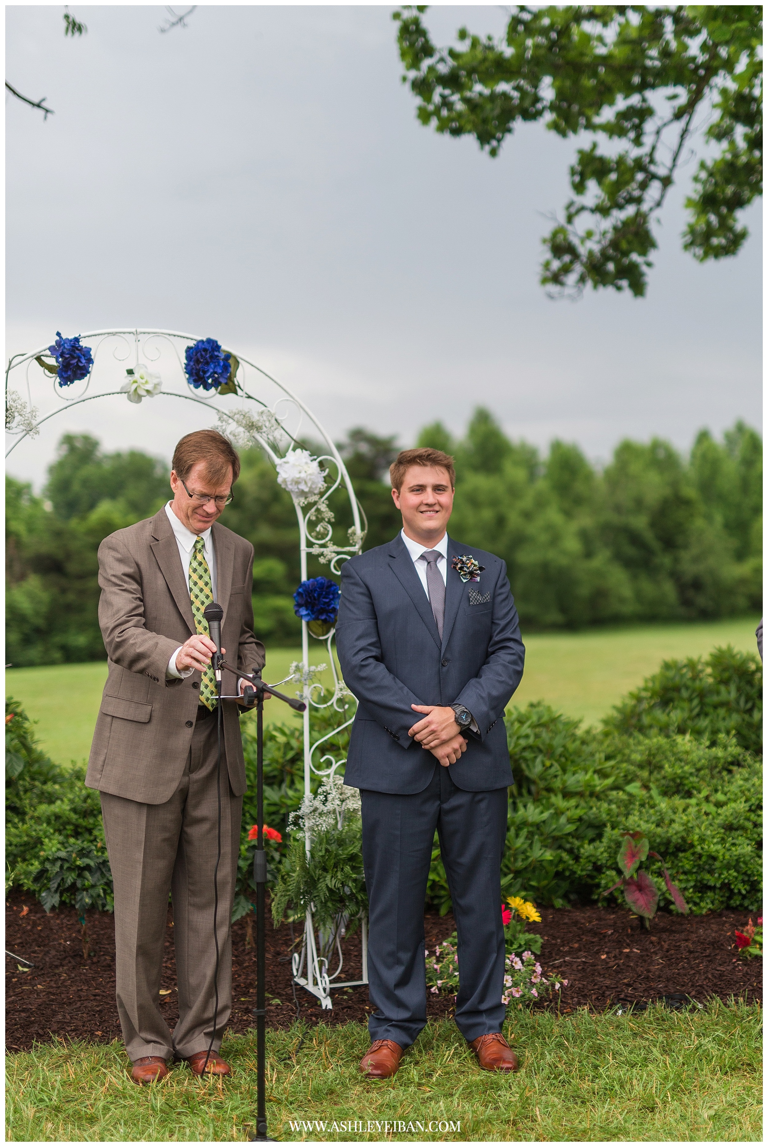 Lynchburg Wedding Photographer || Backyard Virginia Wedding || Ashley Eiban Photography || www.ashleyeiban.com