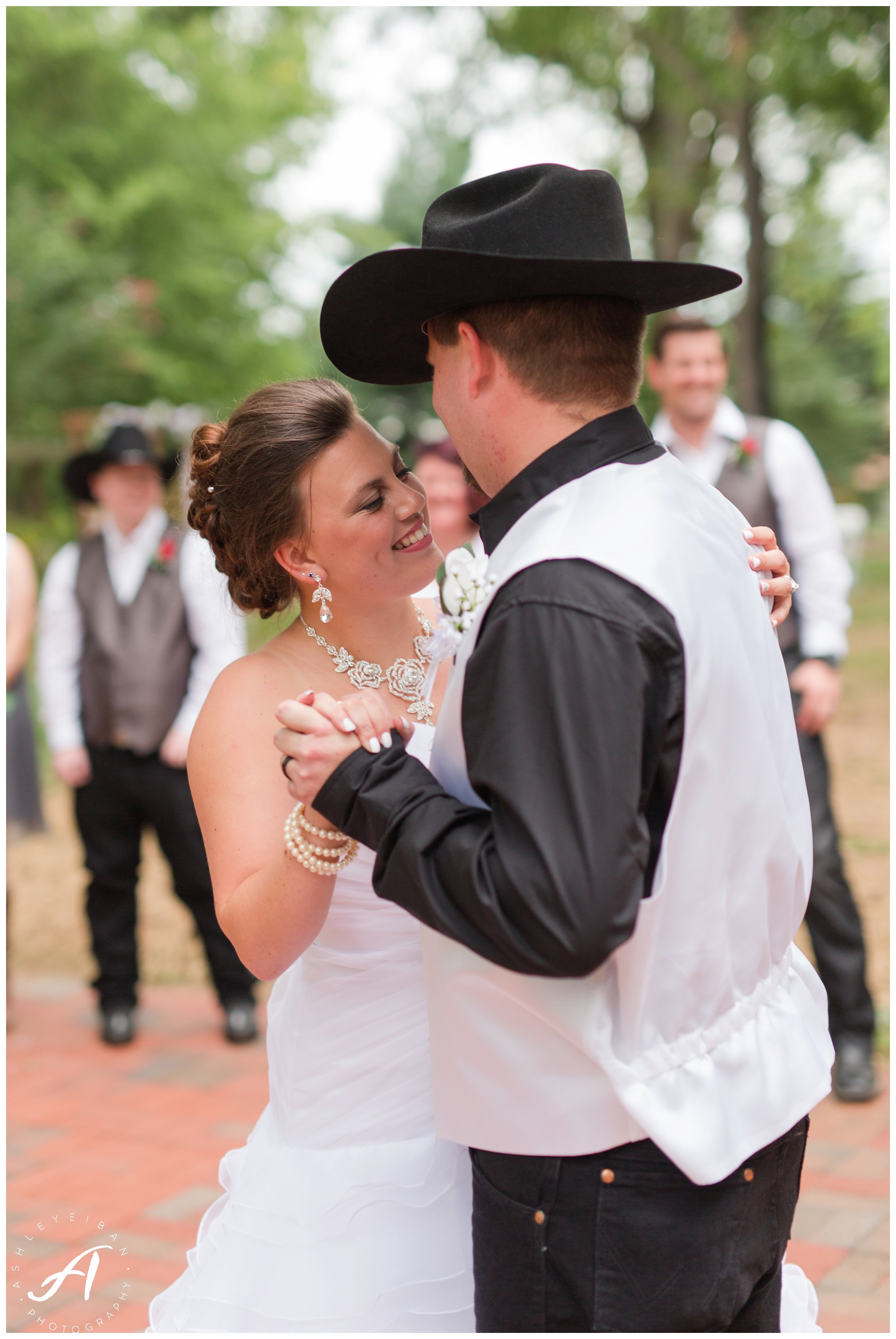 Avoca Museum Wedding || Central VA Wedding || Lynchburg Virginia Wedding Photographer || www.ashleyeiban.com