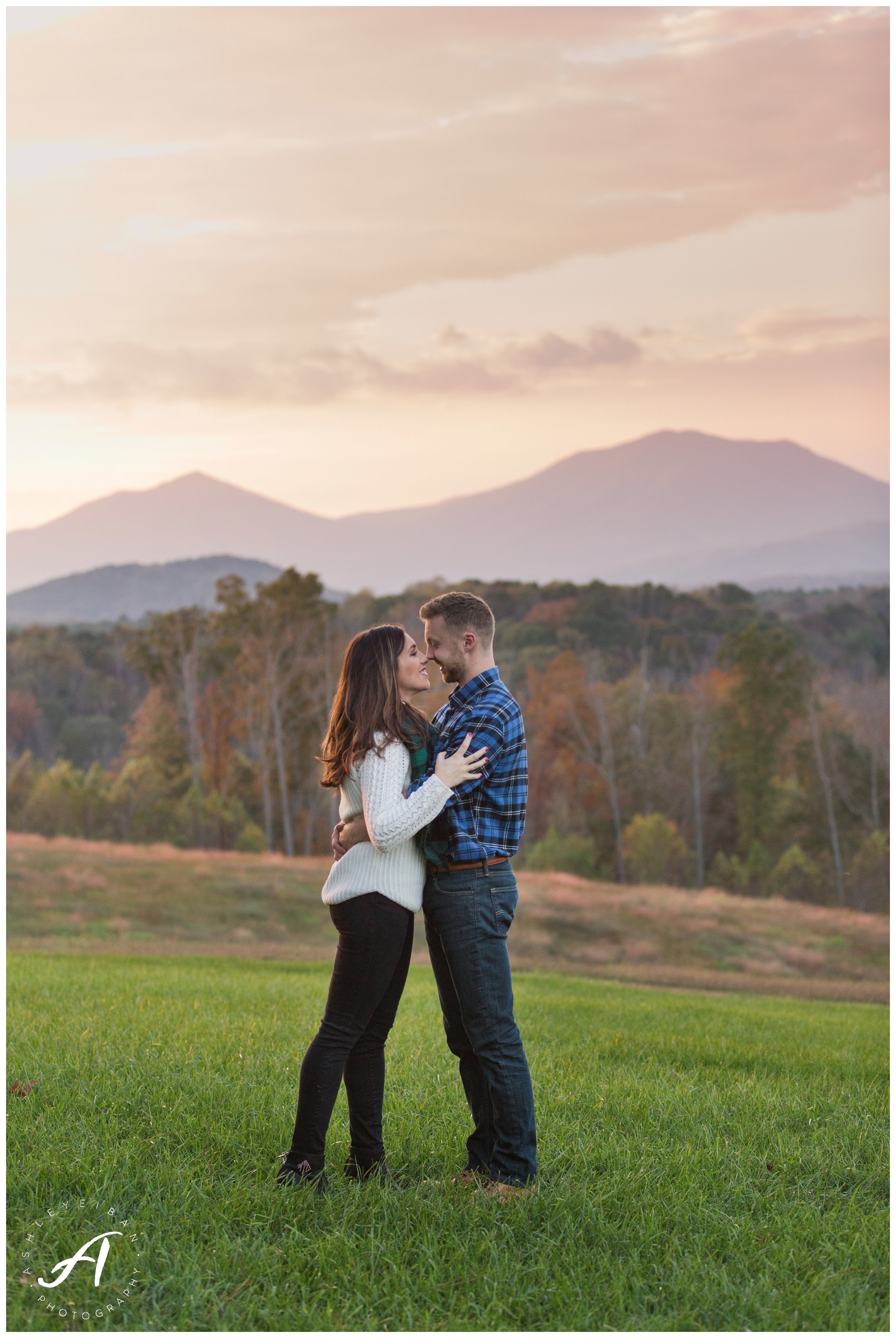 Mountain view fall engagement session at Sierra Vista in Lynchburg, Virginia || www.ashleyeiban.com