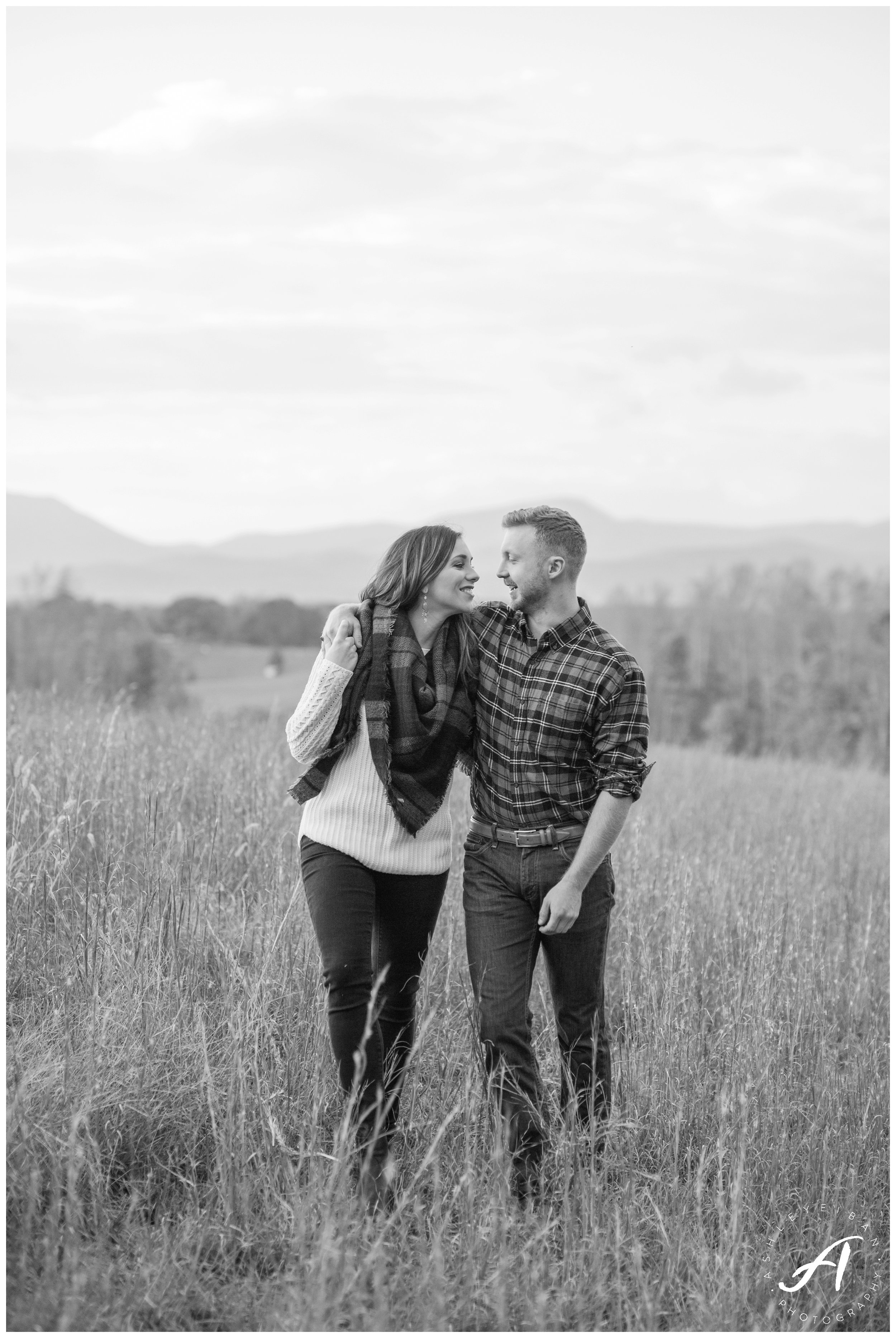 Mountain view fall engagement session at Sierra Vista in Lynchburg, Virginia || www.ashleyeiban.com