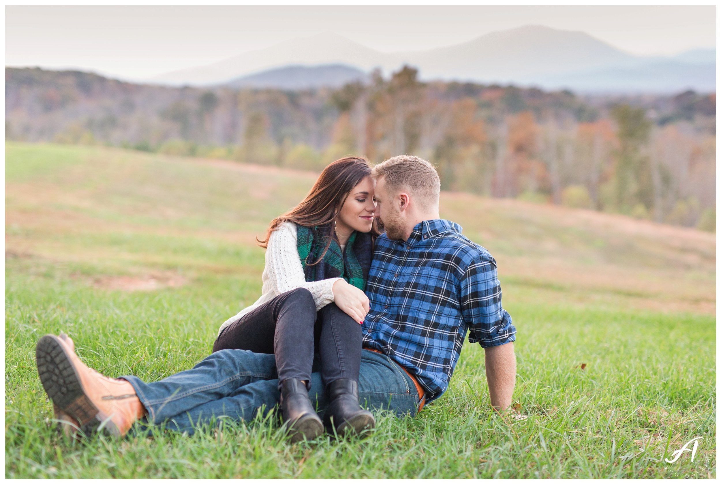 Mountain view fall engagement session at Sierra Vista in Lynchburg, Virginia || www.ashleyeiban.com