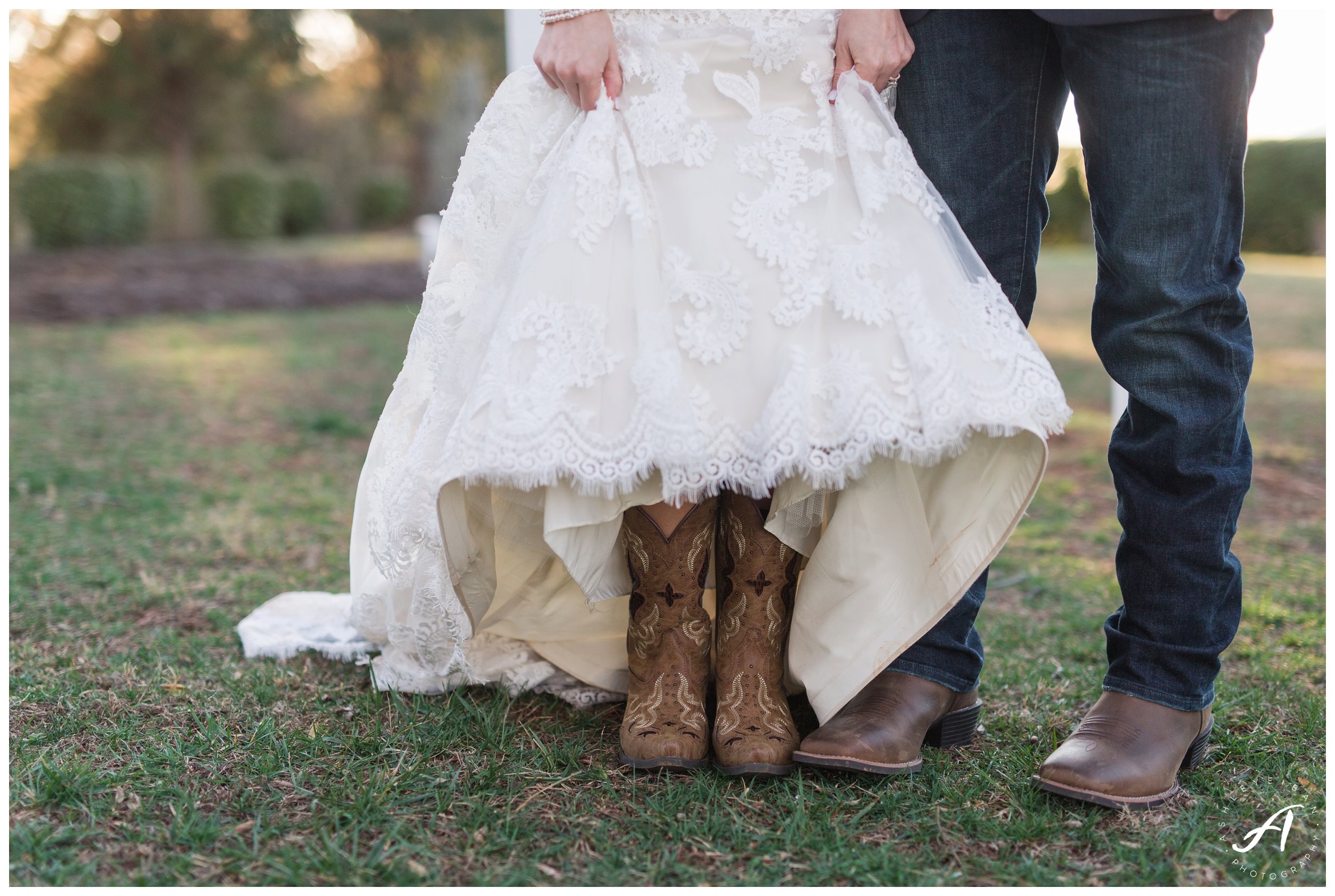 Central Virginia Wedding at The Trivium Estate || Forest and Lynchburg Wedding Photographer || Ashley Eiban Photography || www.ashleyeiban.com