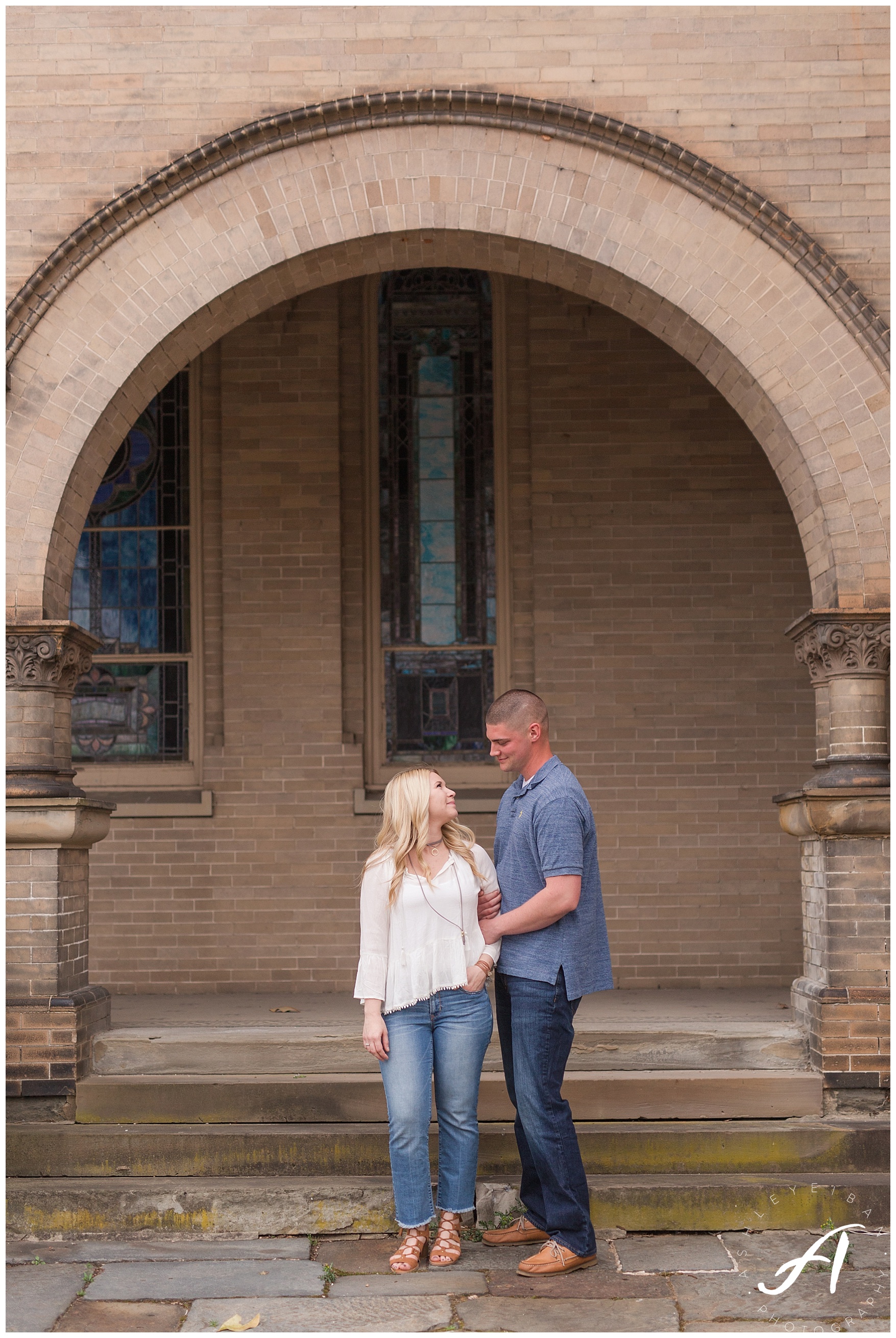 Charlottesville and Lynchburg Spring engagement session || Central VA Wedding Photographer || www.ashleyeiban.com