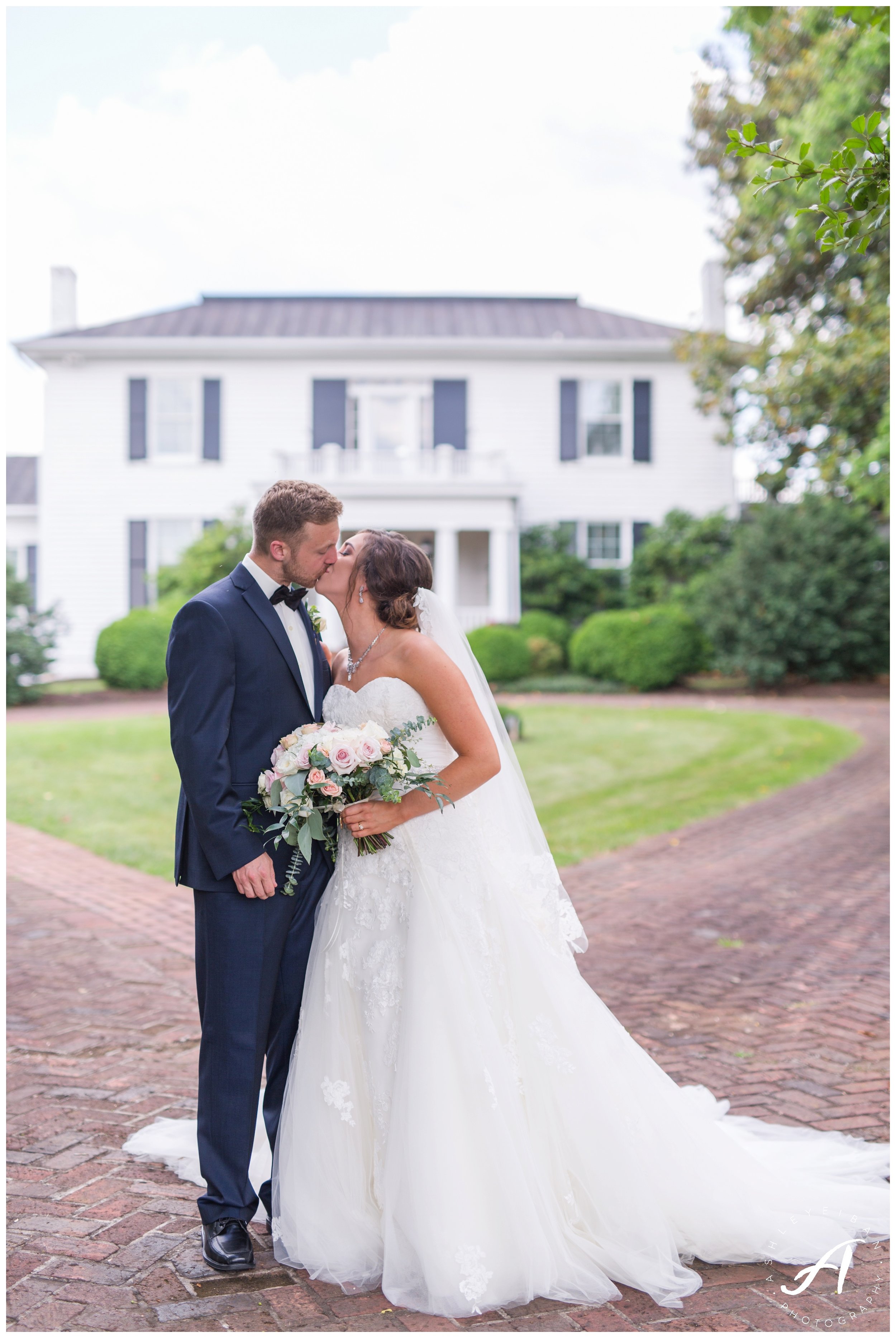 Charlottesville and Lynchburg Wedding Photography at The Trivium Estate || www.ashleyeiban.com