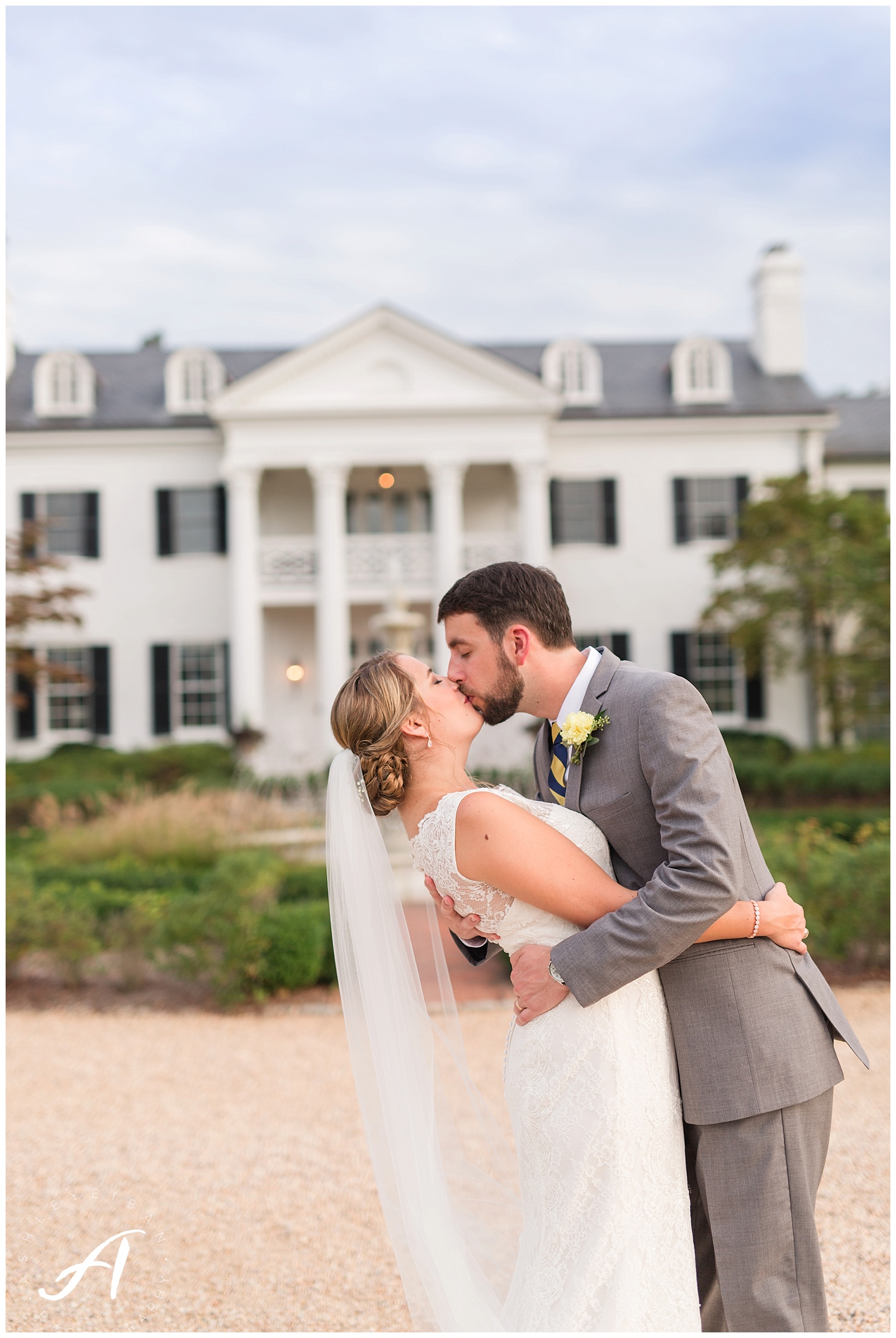 Keswick Vineyard Wedding Photographer || Charlottesville Winery Wedding Photographer || Central Virginia Fall Wedding || www.ashleyeiban.com