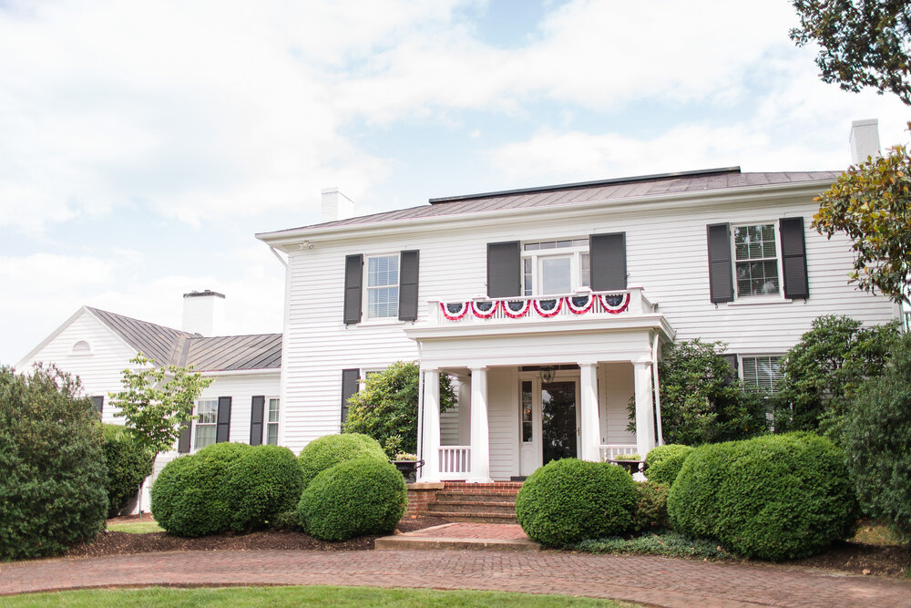 Classy summer wedding at The Trivium Estate in Forest, Virginia || Lynchburg, VA Wedding Photographer || Southern and Central Virginia Estate Wedding