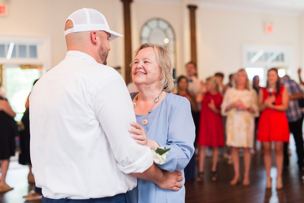 Classy summer wedding at The Trivium Estate in Forest, Virginia || Lynchburg, VA Wedding Photographer || Southern and Central Virginia Estate Wedding