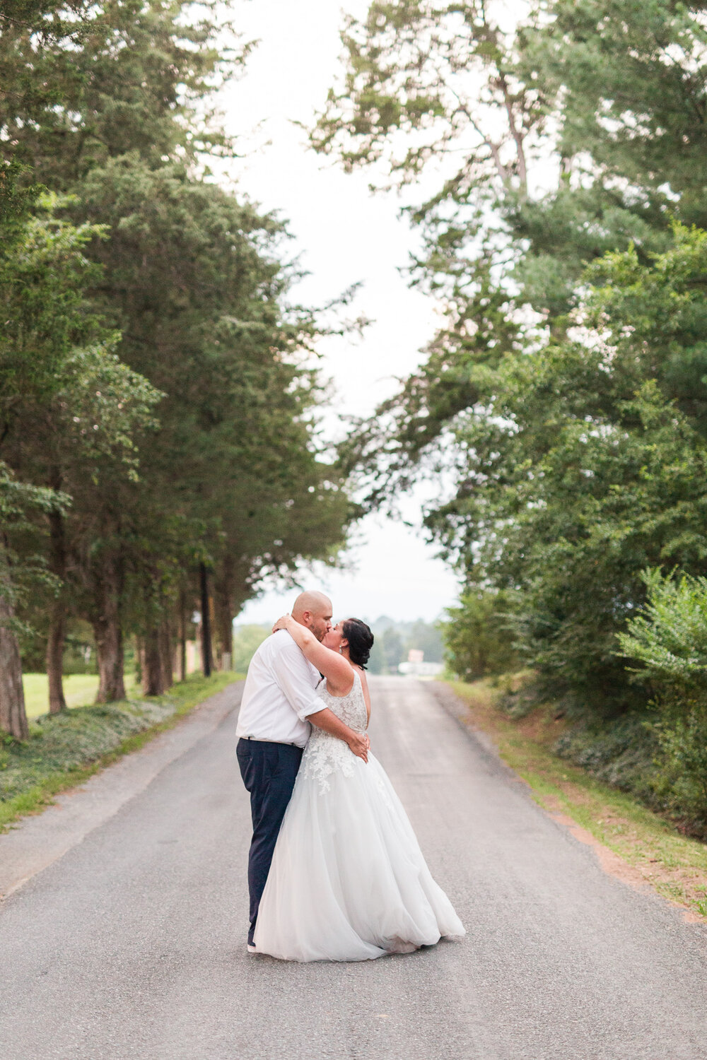 Classy summer wedding at The Trivium Estate in Forest, Virginia || Lynchburg, VA Wedding Photographer || Southern and Central Virginia Estate Wedding