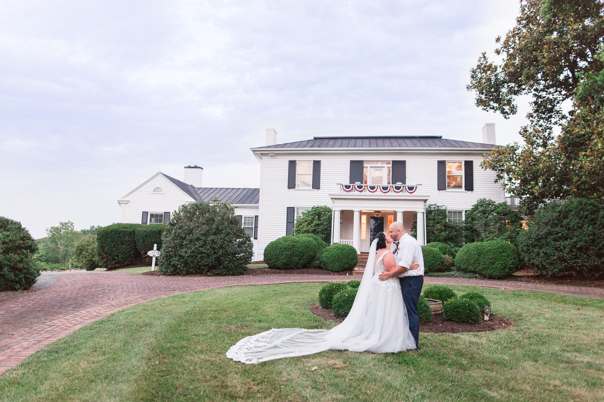 Classy summer wedding at The Trivium Estate in Forest, Virginia || Lynchburg, VA Wedding Photographer || Southern and Central Virginia Estate Wedding