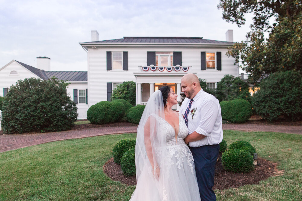 Classy summer wedding at The Trivium Estate in Forest, Virginia || Lynchburg, VA Wedding Photographer || Southern and Central Virginia Estate Wedding