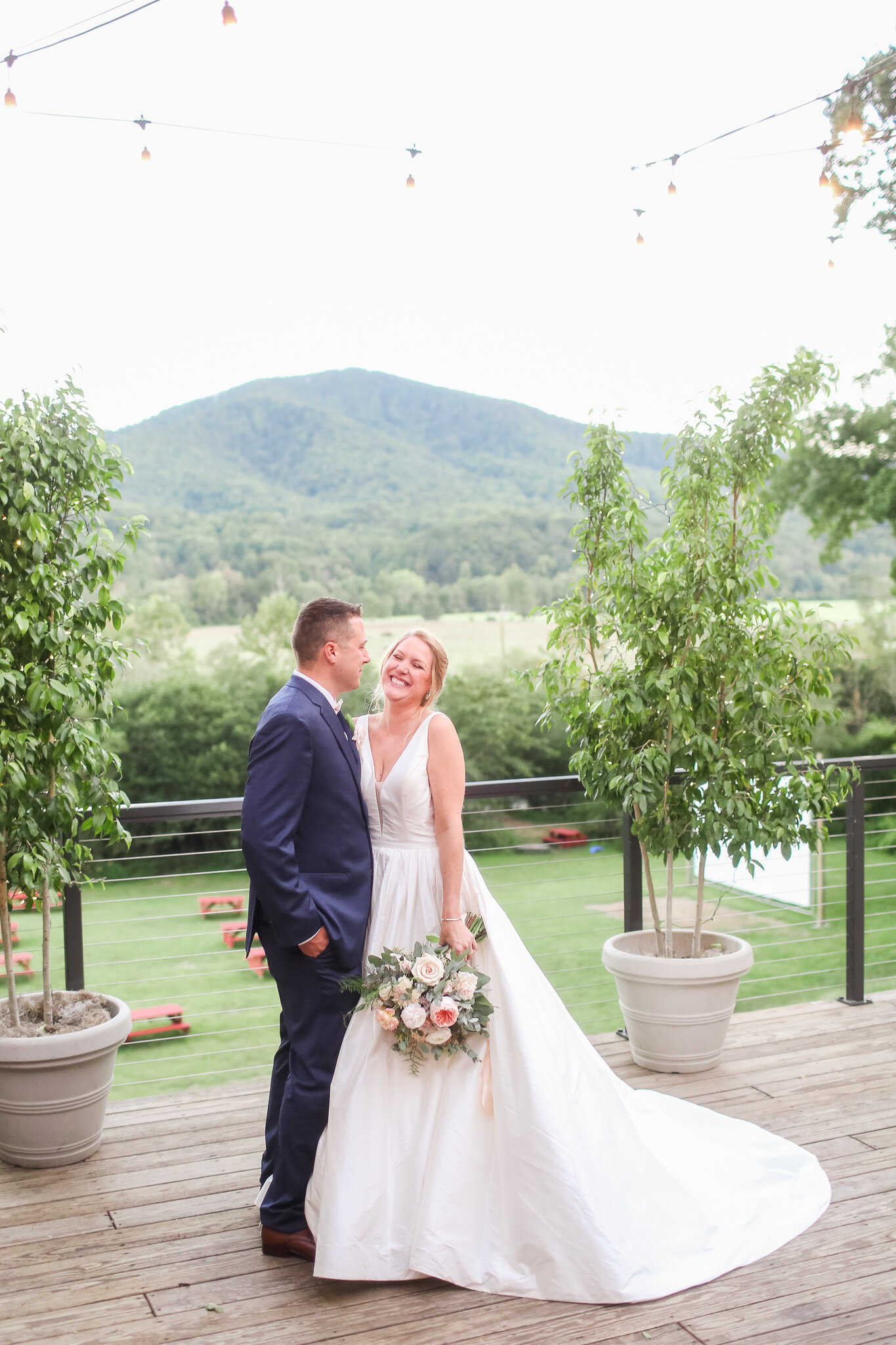 Classy Southern Fall Wedding at Bold Rock Cidery in Afton Virginia || Charlottesville and Lynchburg Wedding Photographer
