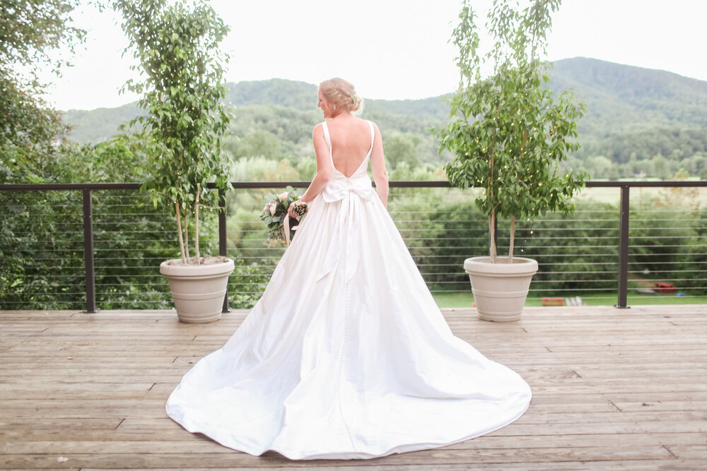 Classy Southern Fall Wedding at Bold Rock Cidery in Afton Virginia || Charlottesville and Lynchburg Wedding Photographer