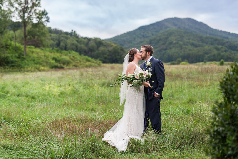 Beautiful Mountain View Fall Wedding at Sundara in Boonesmill, Virginia || Central Virginia Wedding Photographer || Ashley Eiban Photography 