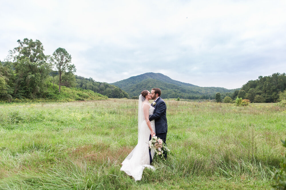 Beautiful Mountain View Fall Wedding at Sundara in Boonesmill, Virginia || Central Virginia Wedding Photographer || Ashley Eiban Photography 