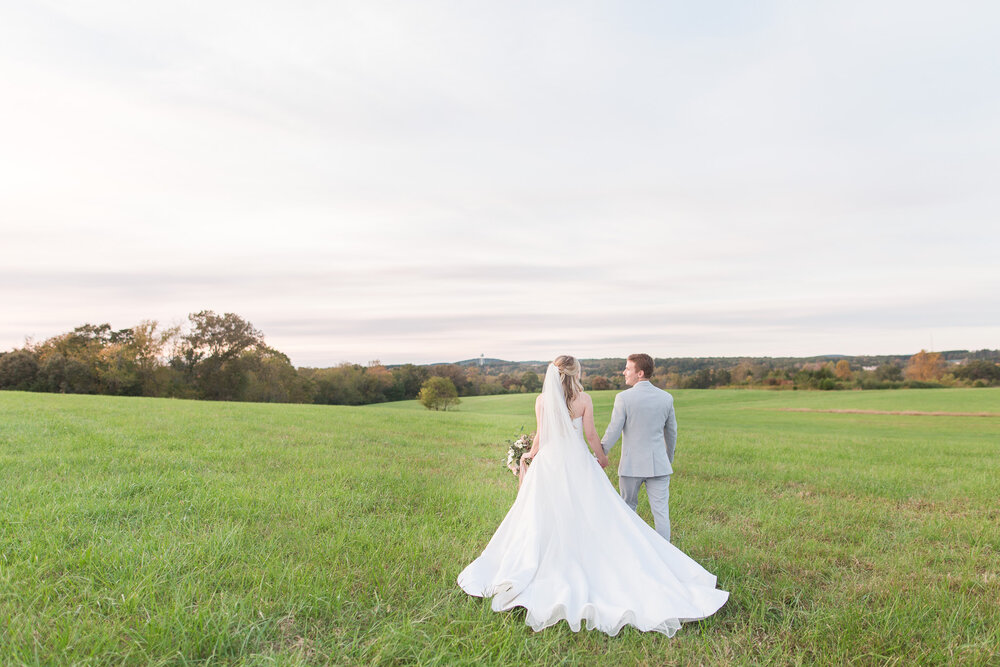 Riverview Manor in Hurt, Virginia || Lynchburg, VA Wedding Photographer || Fall Wedding in Central Virginia || www.ashleyeiban.com