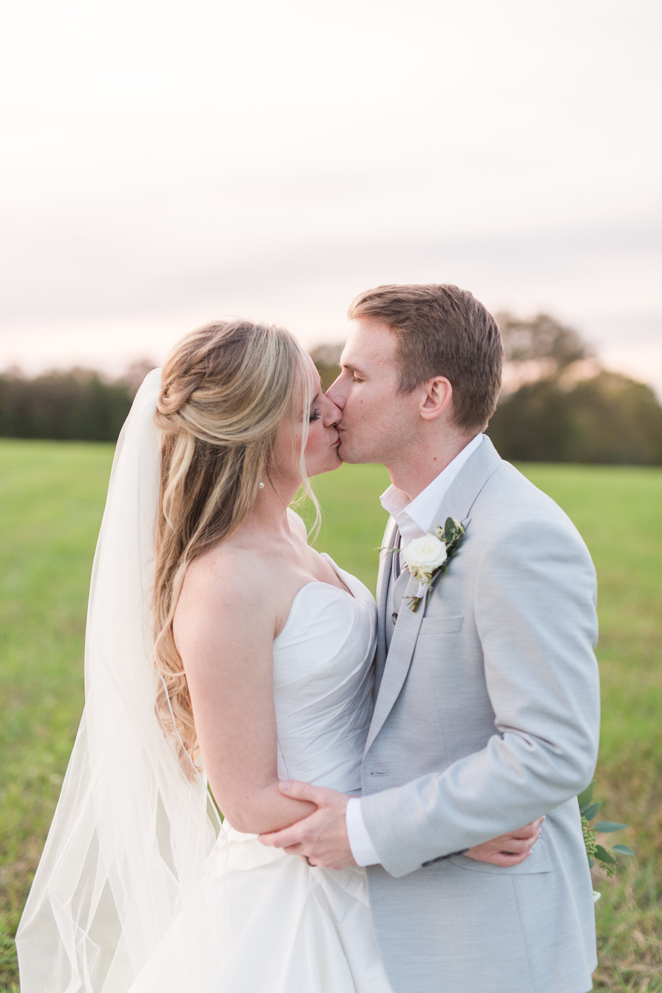 Riverview Manor in Hurt, Virginia || Lynchburg, VA Wedding Photographer || Fall Wedding in Central Virginia || www.ashleyeiban.com