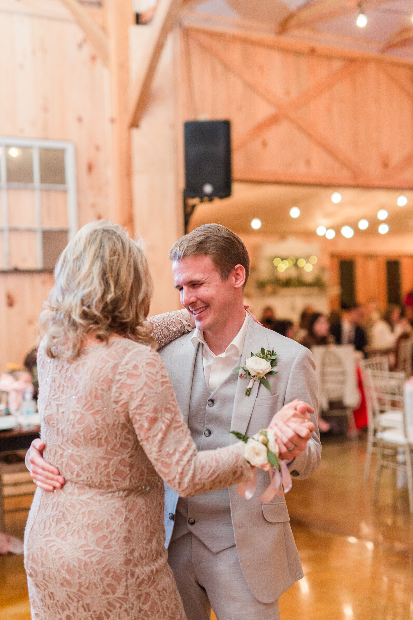 Riverview Manor in Hurt, Virginia || Lynchburg, VA Wedding Photographer || Fall Wedding in Central Virginia || www.ashleyeiban.com