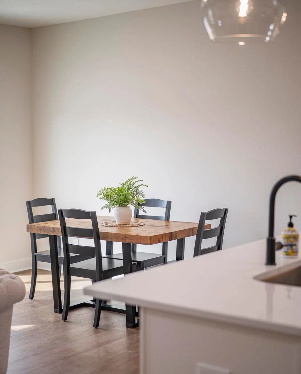 Luxury vinyl planking, stainless appliances, quartz countertops, modern finishes, bright + airy spaces&hellip;

Four bedroom, three bathroom townhomes in Lynchburg- central to LU, Wards Rd, dining + shopping. 

🧺 Washer + dryer included
📍 Prime loc