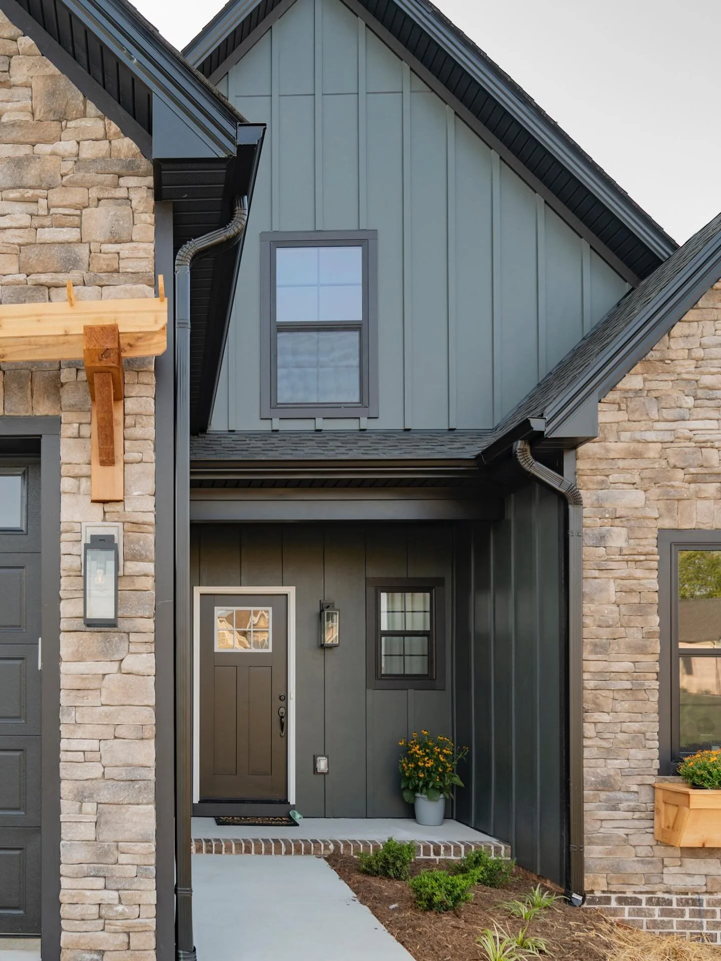 Cold, dreary months don&rsquo;t mean curb appeal has to suffer 🥶🏡

These easy weekend projects can instantly boost your home&rsquo;s value and make it more inviting ✨

✔️ Power wash the driveway &amp; front walk 🚪 
✔️ Swap out old porch lights for