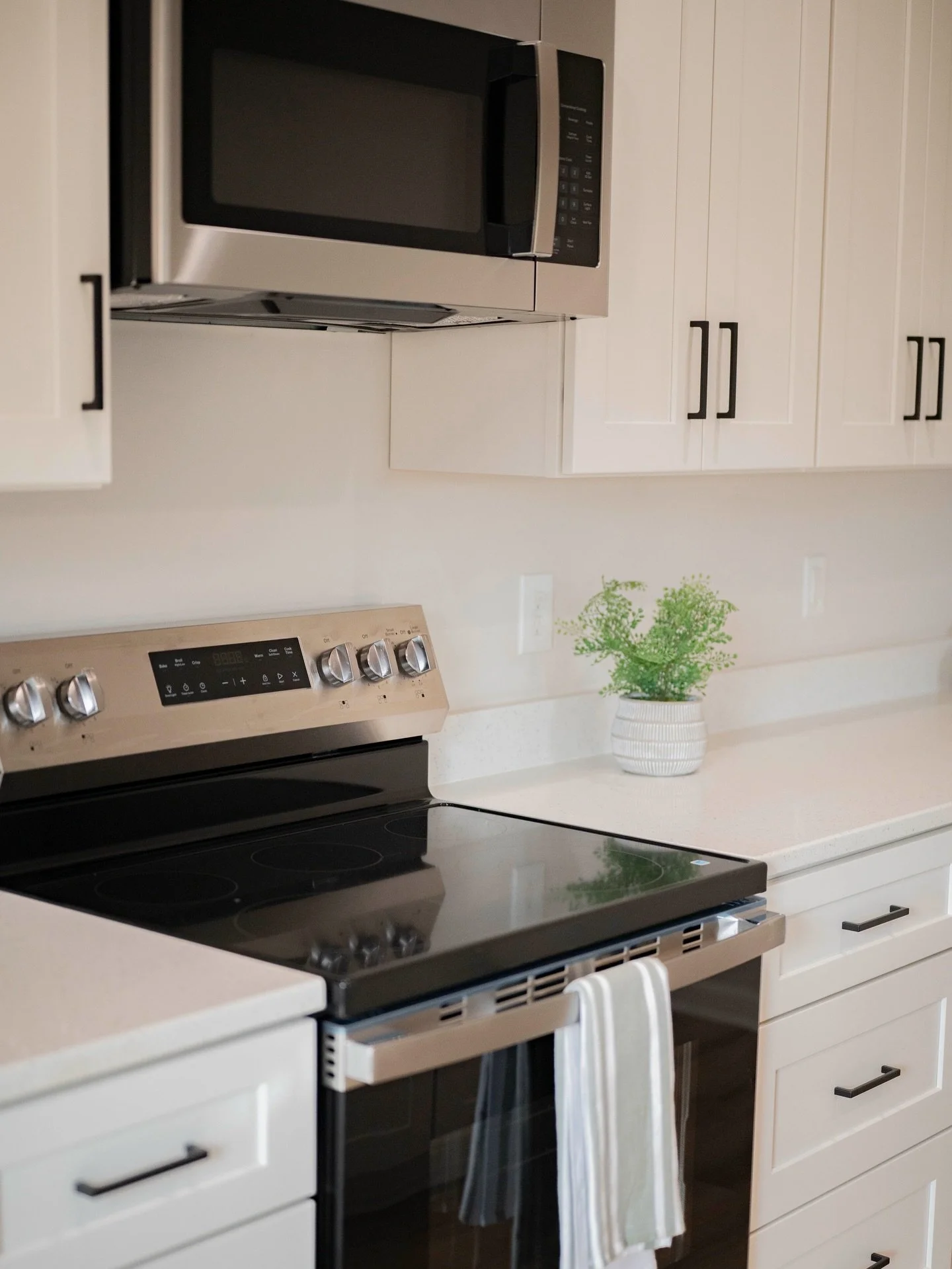 Okay, we&rsquo;re obsessed with these details in these new homes in Forest, VA 😍 

The custom cabinets, quartz countertops, LVP flooring- PLUS all ✨brand new✨appliances included. 3 beds, 2 bathrooms&hellip; perfect for a first time homebuyer or even