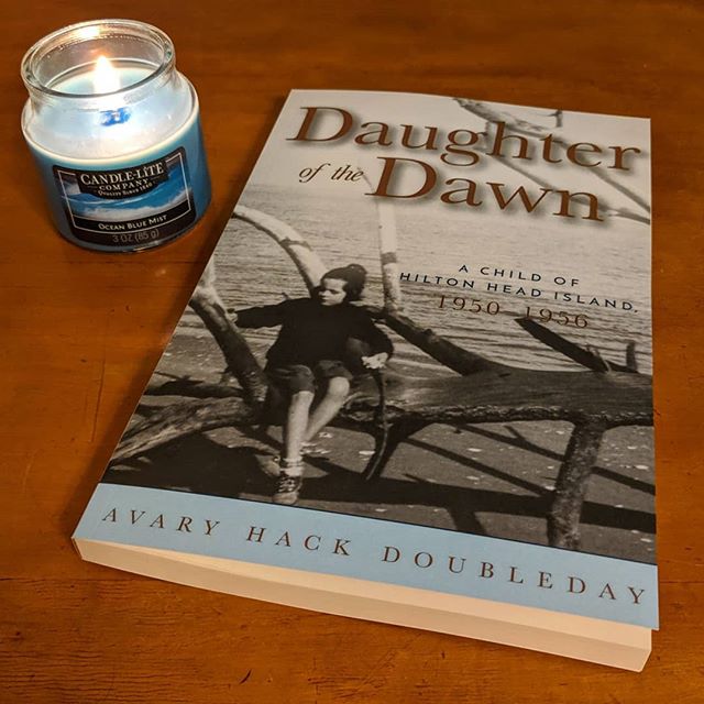 Imagine life on Hilton Head Island before the bridge. That's how Avary Hack Doubleday spent her childhood. One room schoolhouse and trips to #Savannah for library books. Had the opportunity to hear her speak at @NewnanCarnegie yesterday and learn about her fascinating youth in the 1950s.
#inspiredbookchallenge - Day 21 Book You've Had Autographed #DaughterOfTheDawn #HiltonHeadIsland #IslandLife #SimplerTimes
