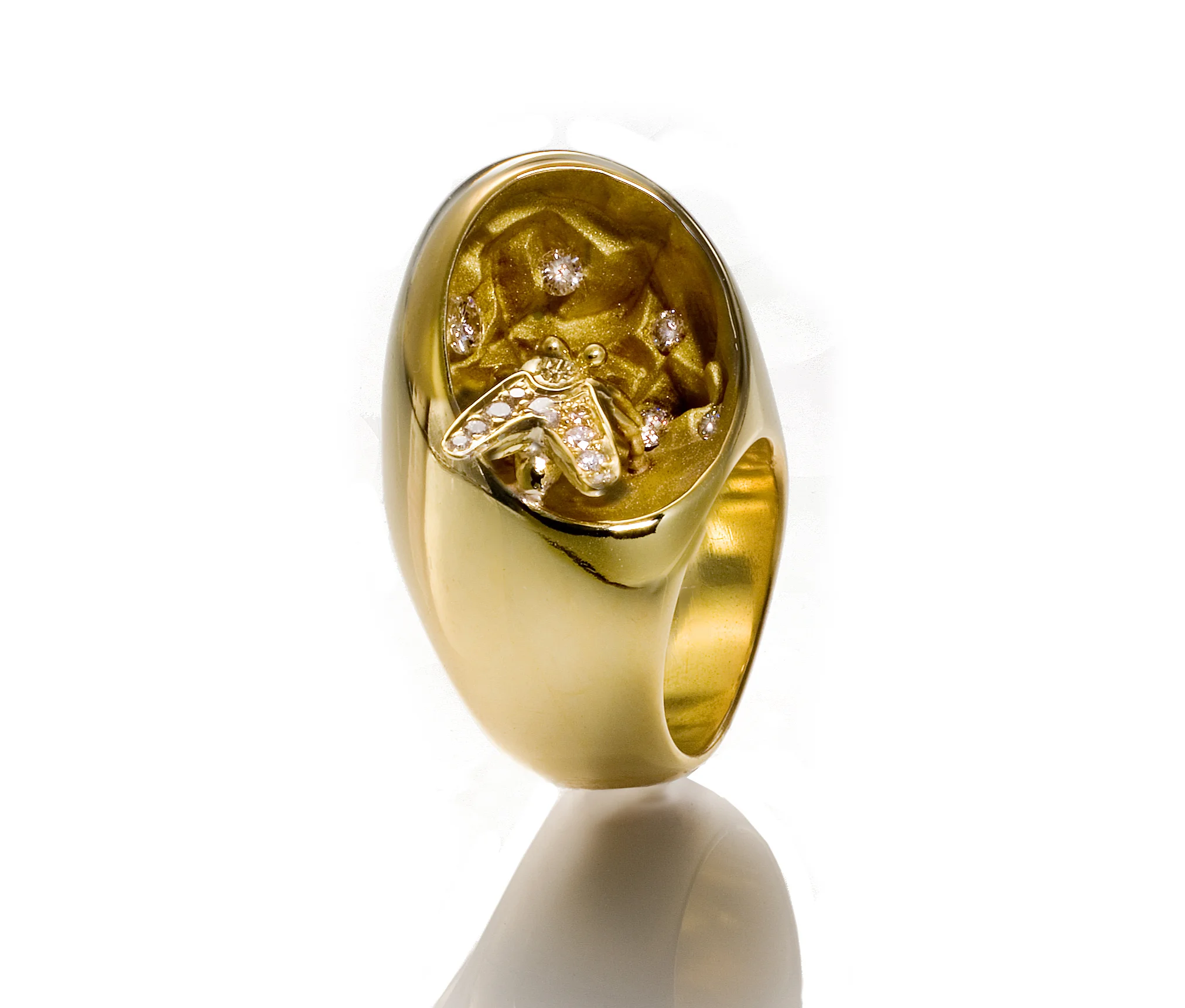 EGG CAVE RING WITH FLY