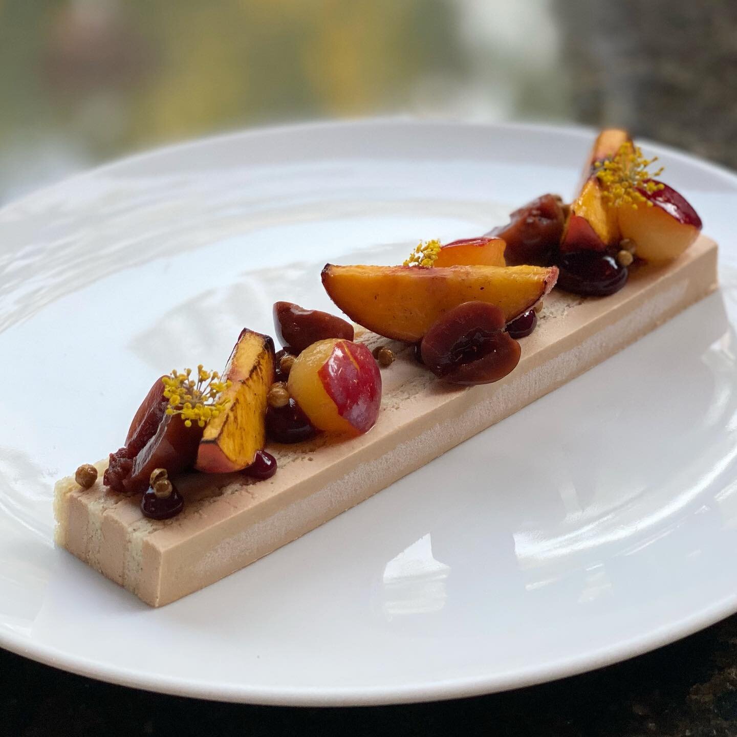A touch of sweetness for hump day!📍 @barndivahealdsburg | 📸: Caramel Semifreddo - blackberry miso, torched nectarine, candied coriander, dapple dandy pluots, pickled mulberry || #weinanddine