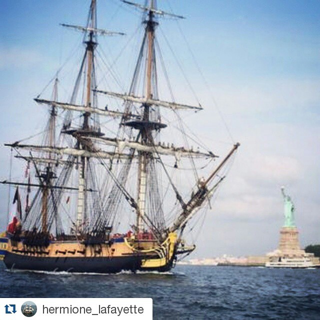 Freedom's Frigate passed by Lady Liberty on her way to #NYC! See her on 07/02 &amp; 07/03 at @seaportmuseum. @hermione_lafayette
・・・
La fr&eacute;gate #Hermione devant la #libertystatue! #hermionevoyage #hermione2015 #newyork #manhattan #sailing #his