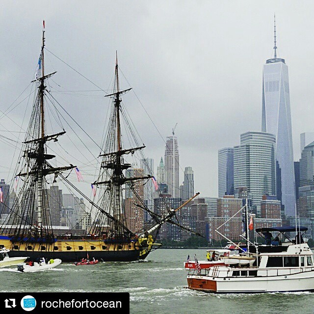 The adventure continues! After the excitement of yesterday's parade of ships in #NYC, the #Hermione is headed to #GreenportNY, where she will dock from 07/06-07/07. @rochefortocean
・・・
L'Hermione &agrave; la rencontre de la Skyline et du One World Tr