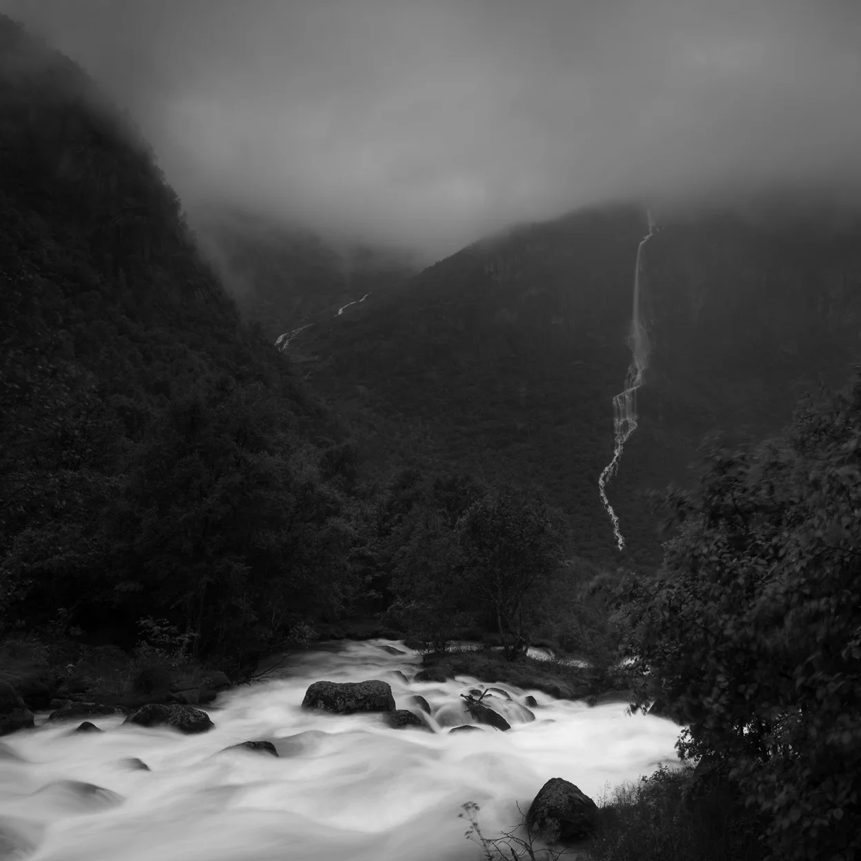  Volefossen, 185 meter drop, one / Briksdalen, 2011 