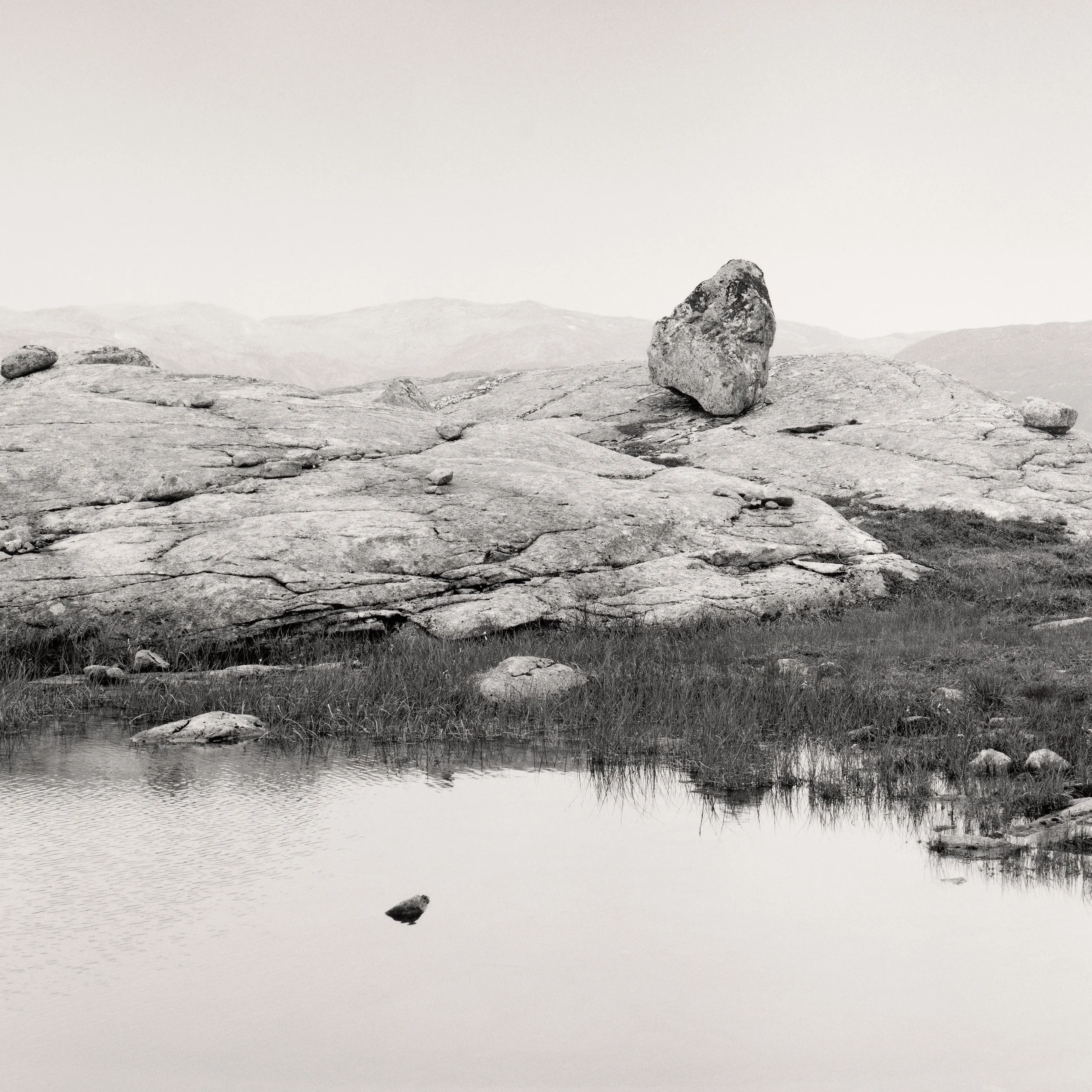 Bautastein mot Bergsdalen-Mamiya 6-150mm-HP5-Ilford 20x20cm.jpg