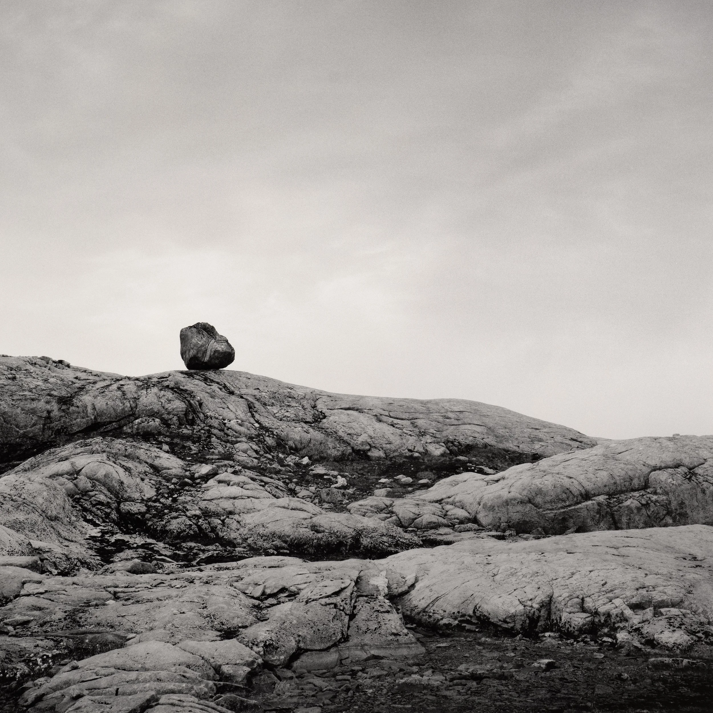 Rullesteinar over Høgabu 2-Mamiya 6-75mm-HP5-Ilford 20x20cm.jpg