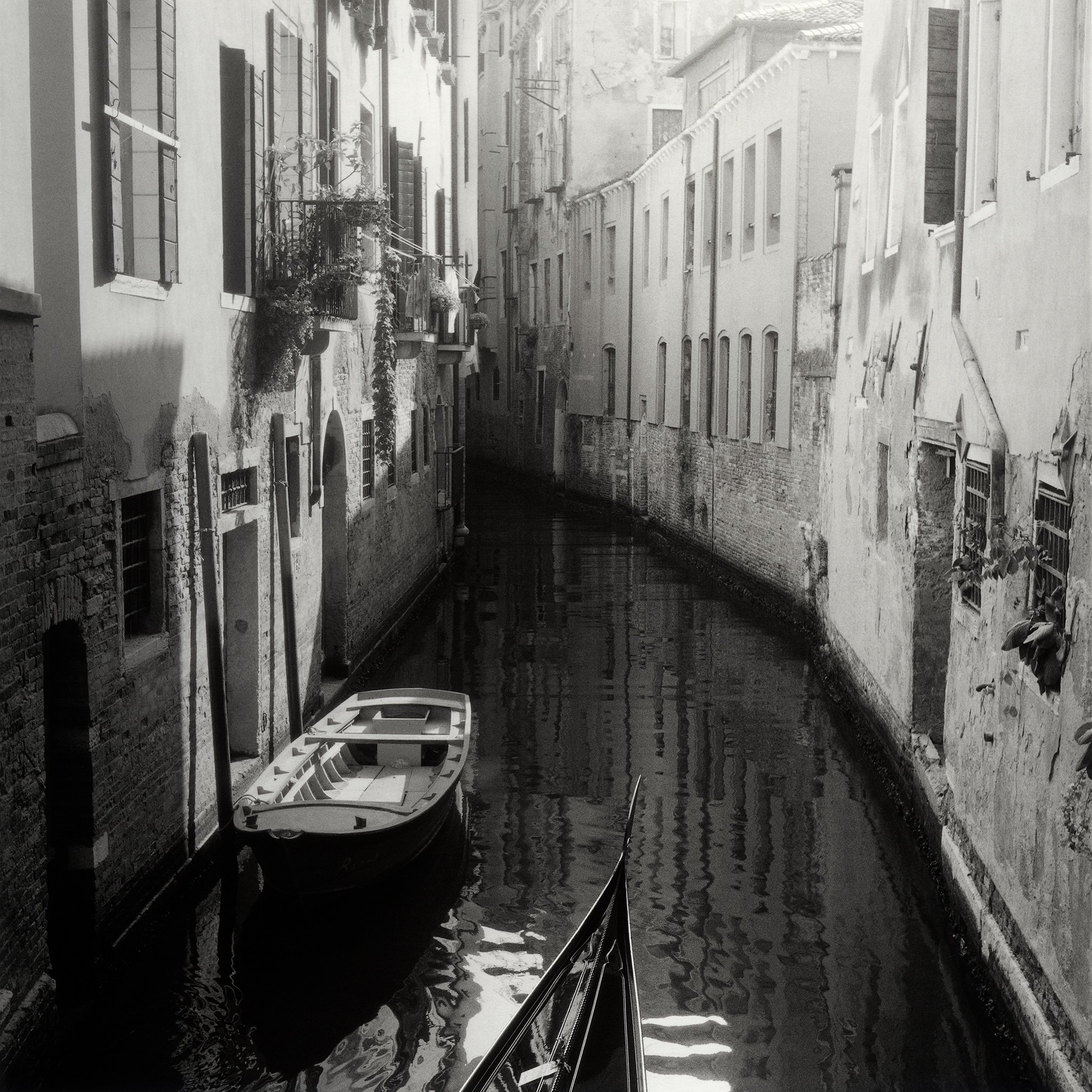 Båt i kanal-SL66-80mm-HP5.jpg
