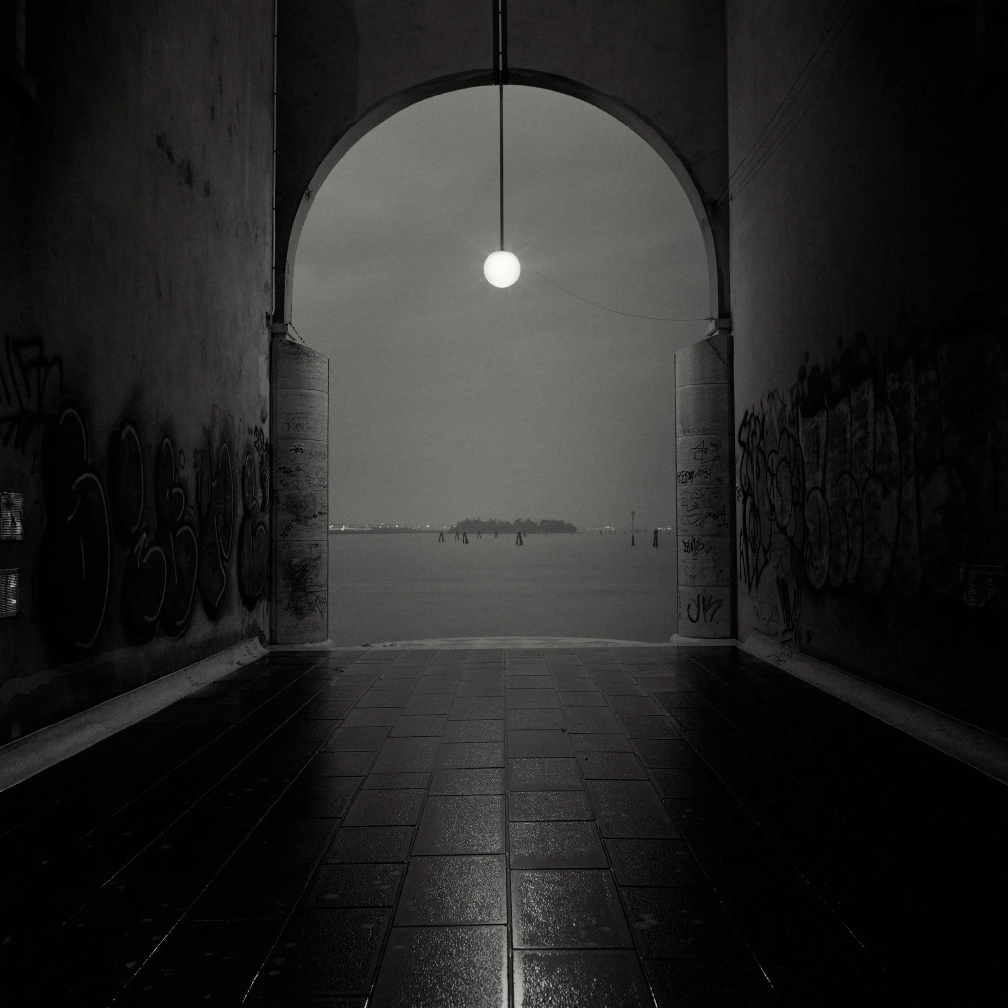 Cannaregio lykt-SL66-50mm-HP5-Fomabrom_selentona 17x17cm.jpg