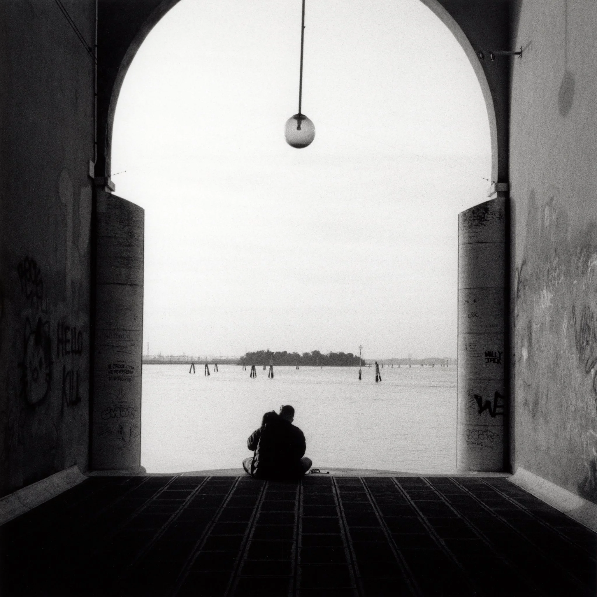 Kjærestar ved Baia del Re--F100-24_120mm-17x17cm Ilford FB.jpg